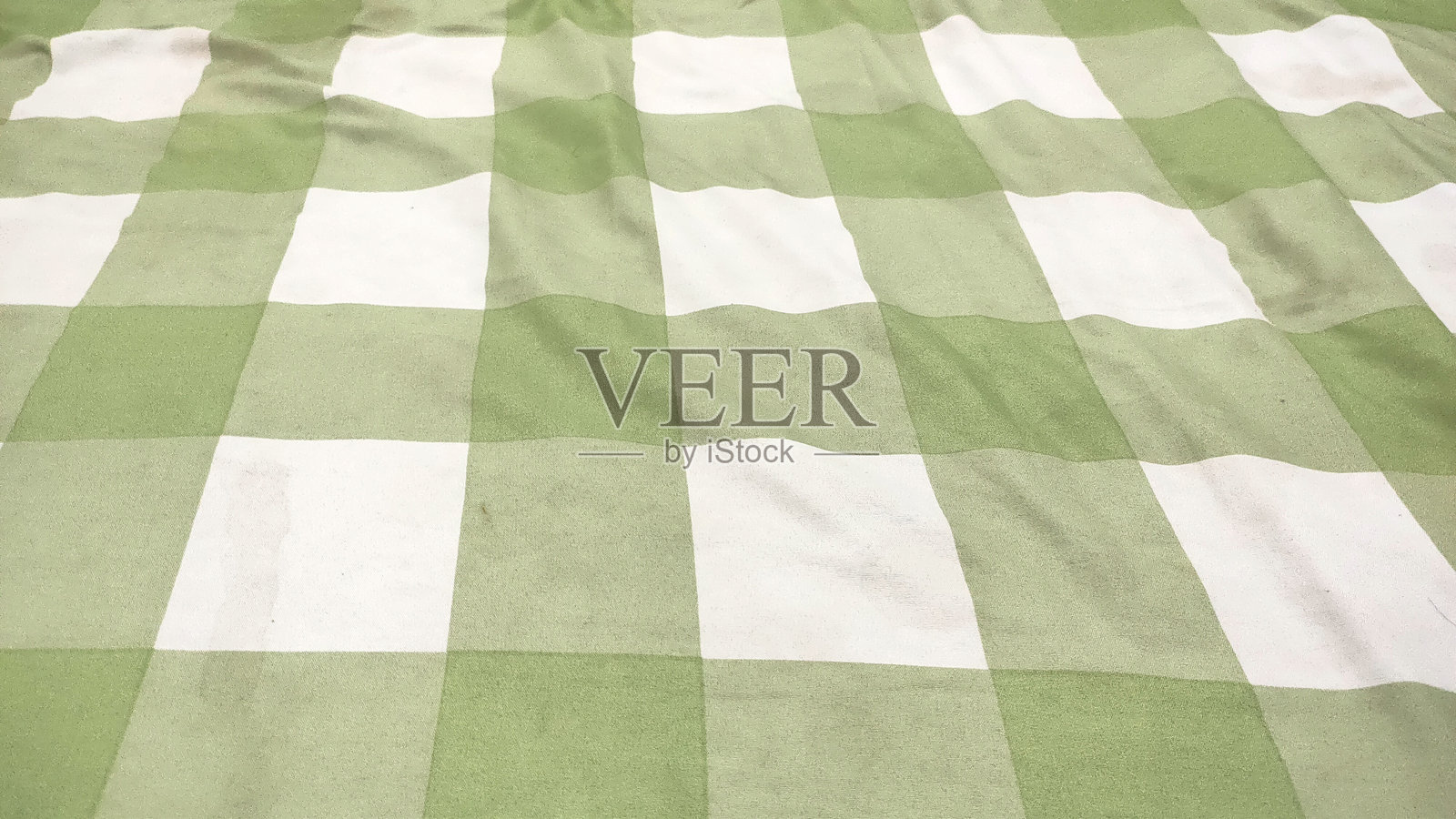 绿色和白色格子野餐毯背景。照片摄影图片