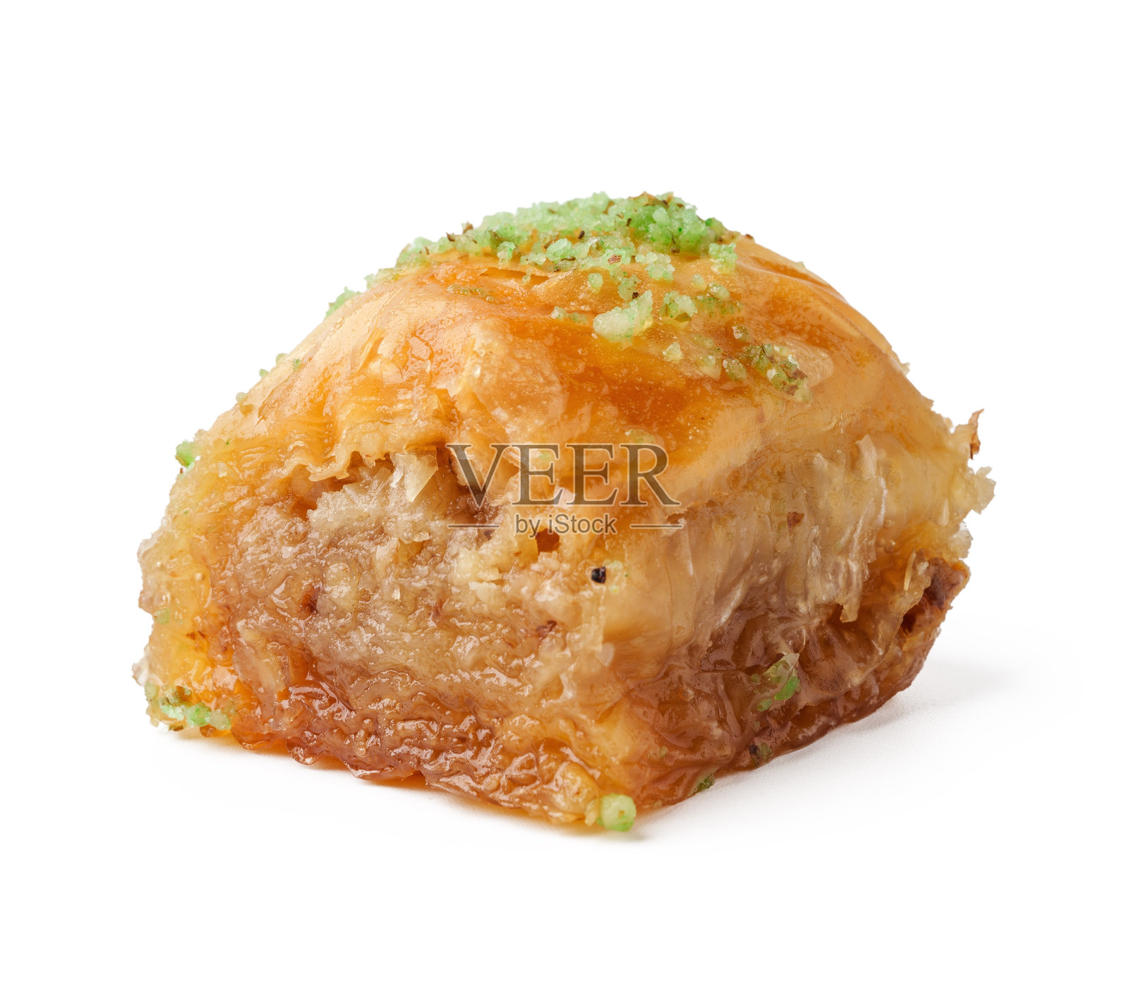 美味的巴克拉瓦，上面撒有绿色坚果，背景为白色。照片摄影图片