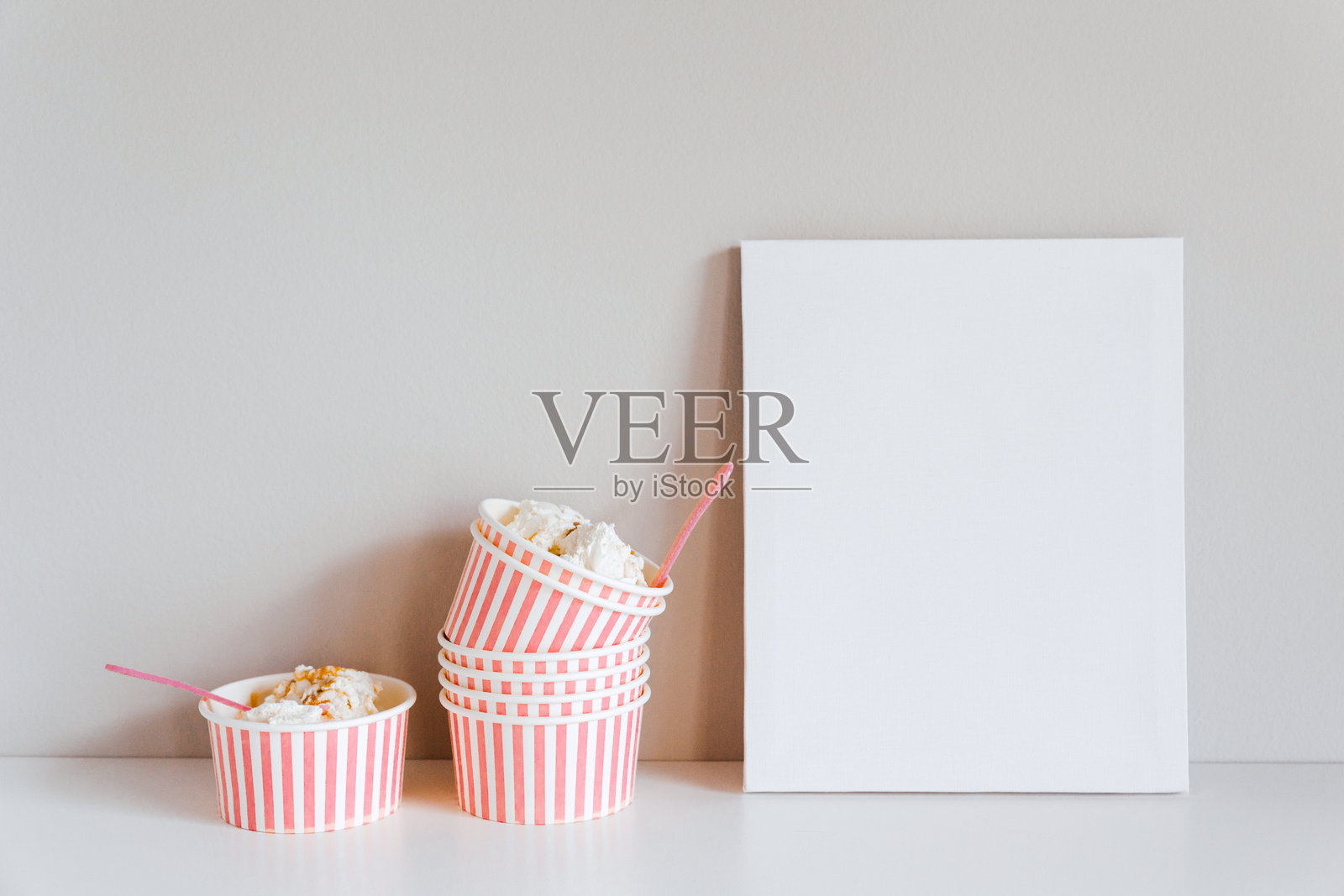 时尚的冰淇淋盒子，白色空画布。设计模板的样板。照片摄影图片