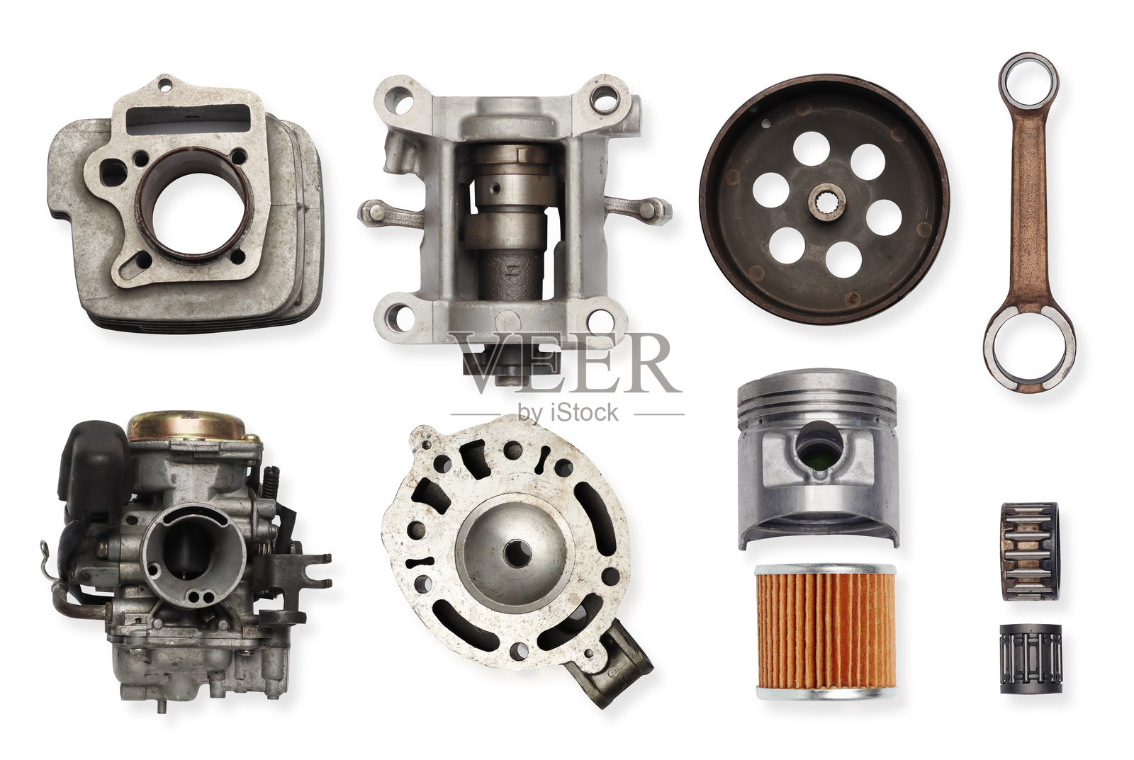 平铺，摩托车滑板车的备件：活塞、气缸体、油滤清器、阀门和滚珠轴承，背景为白色。照片摄影图片