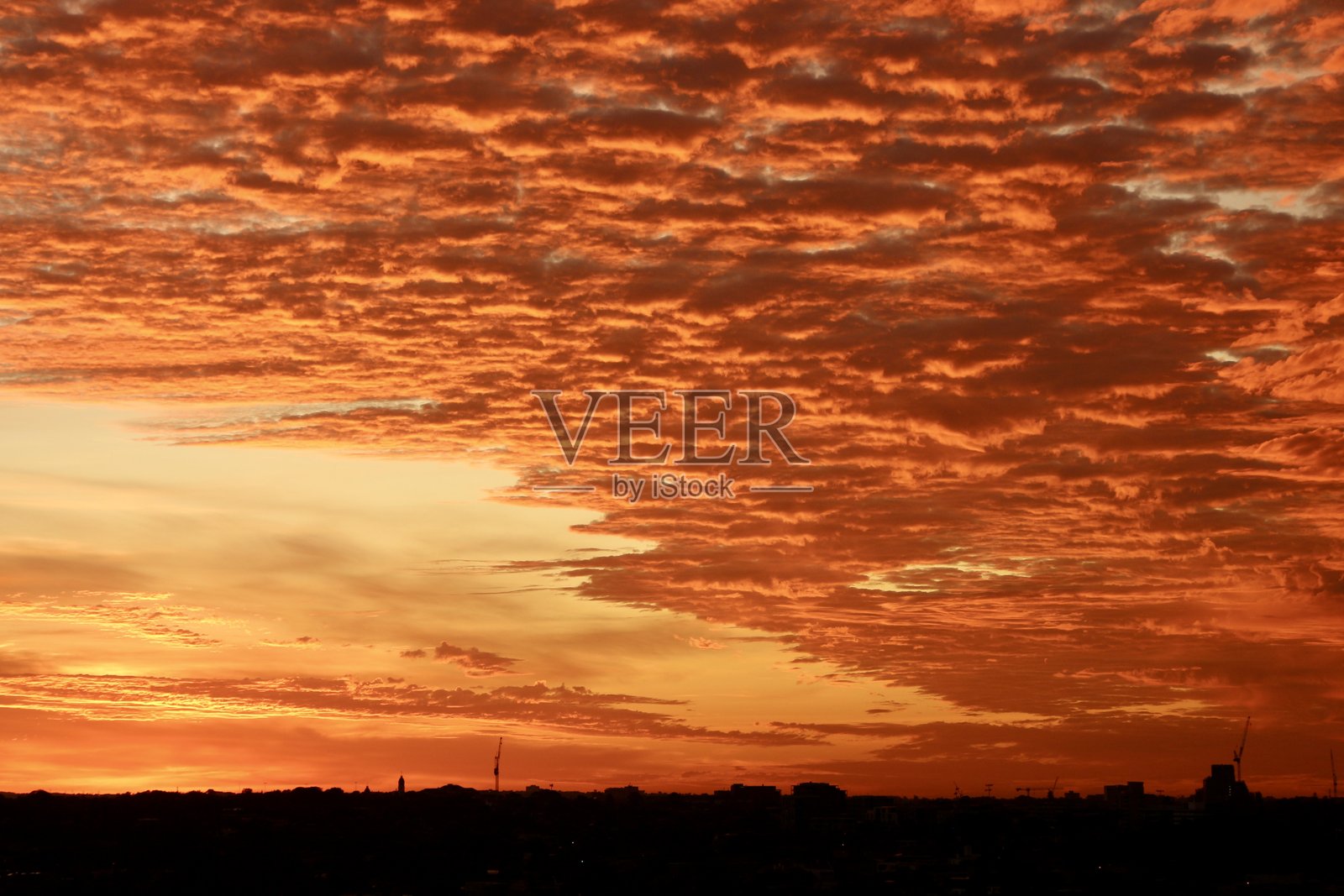 日出时的金色云朵照片摄影图片