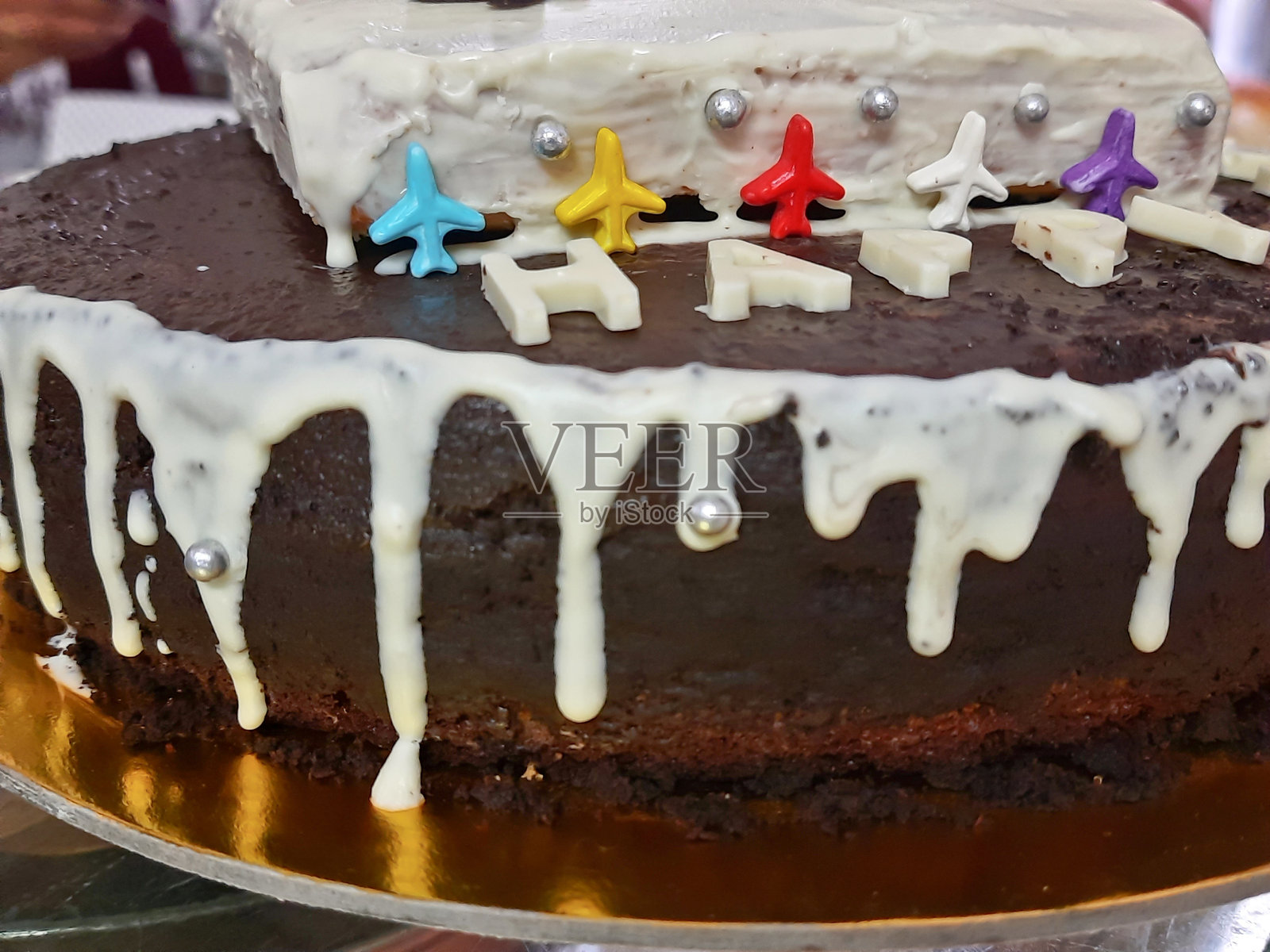 美味的自制黑森林蛋糕，上面装饰着鲜奶油和樱桃。照片摄影图片