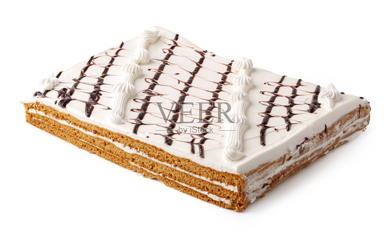 美味的分层甜点，配有奶油和巧克力淋酱，适合特殊场合或日常享受。照片摄影图片