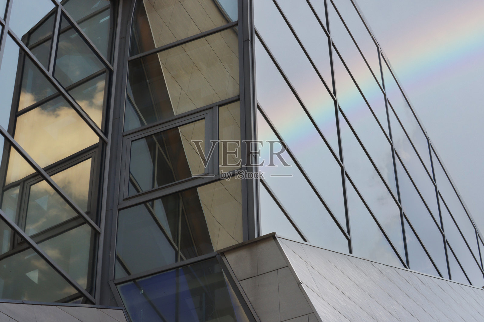 现代大楼窗户中的彩虹倒影。照片摄影图片