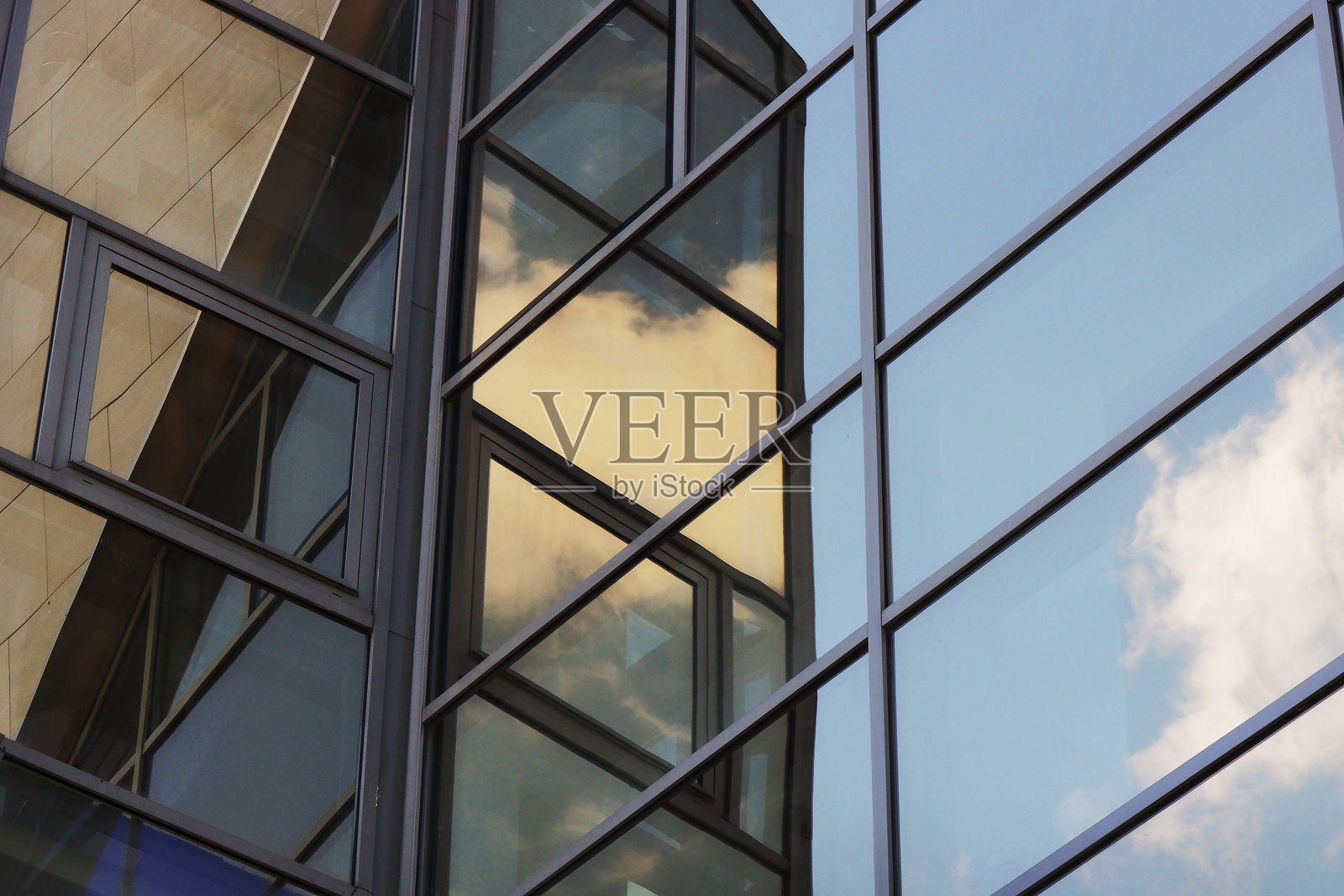 大型现代商务中心窗户的特写。照片摄影图片