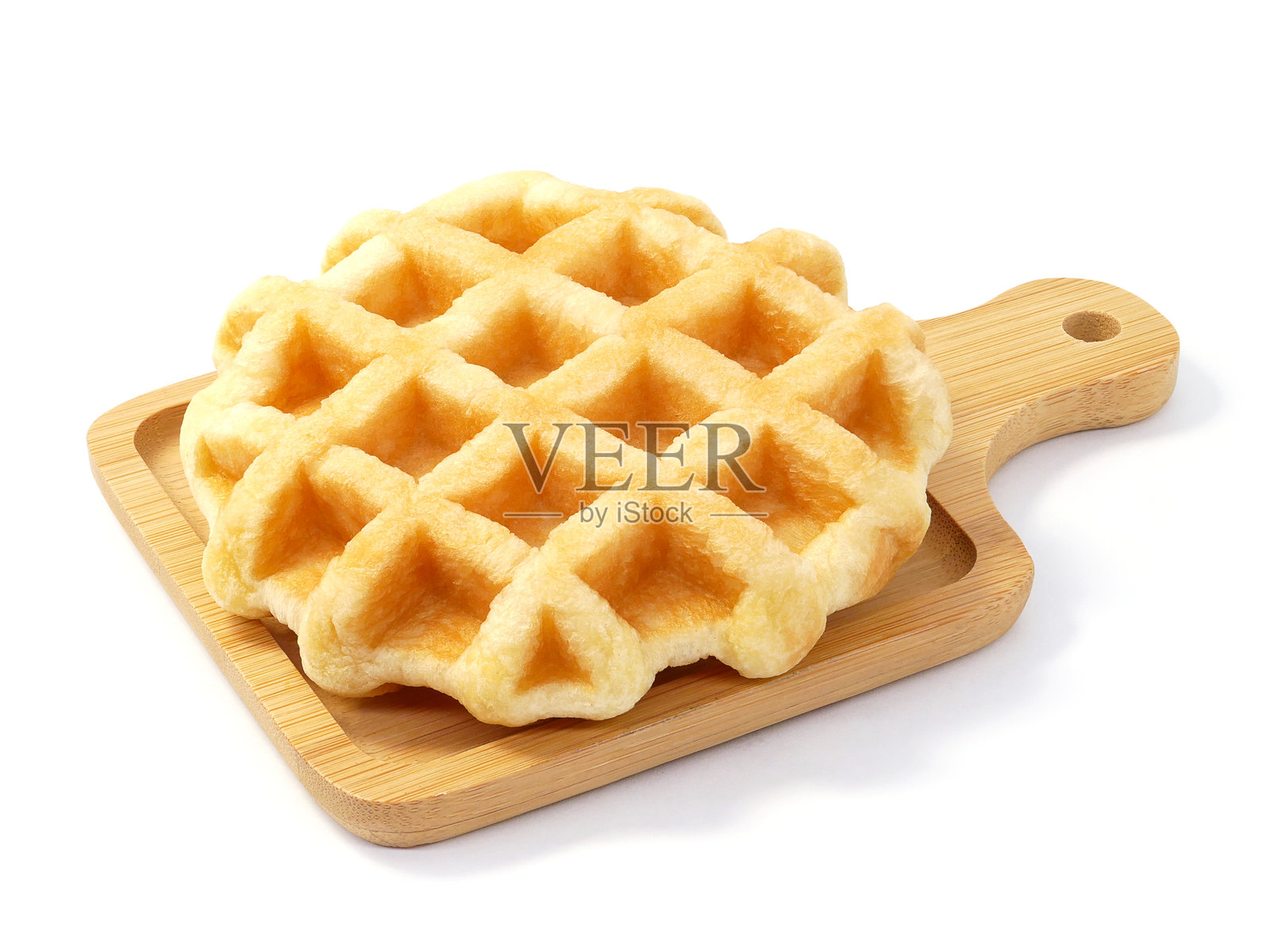 圆形华夫饼放在木托盘上，背景为白色照片摄影图片