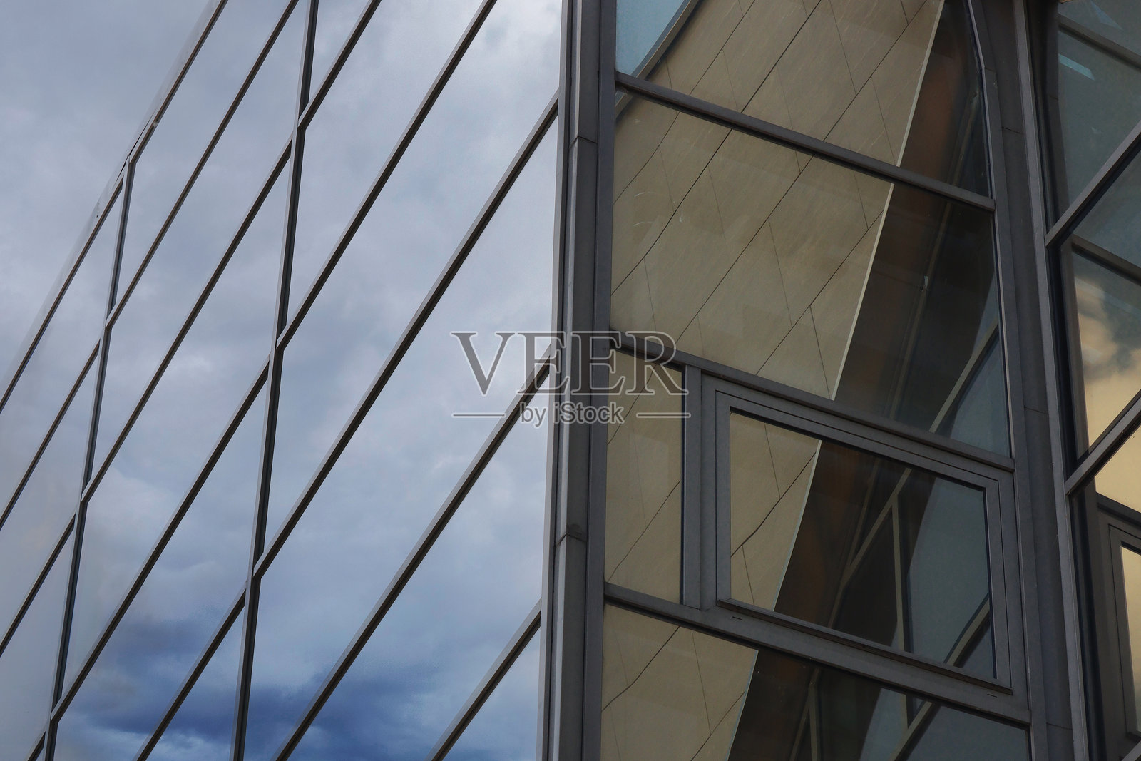 大型现代商务中心的窗户。照片摄影图片