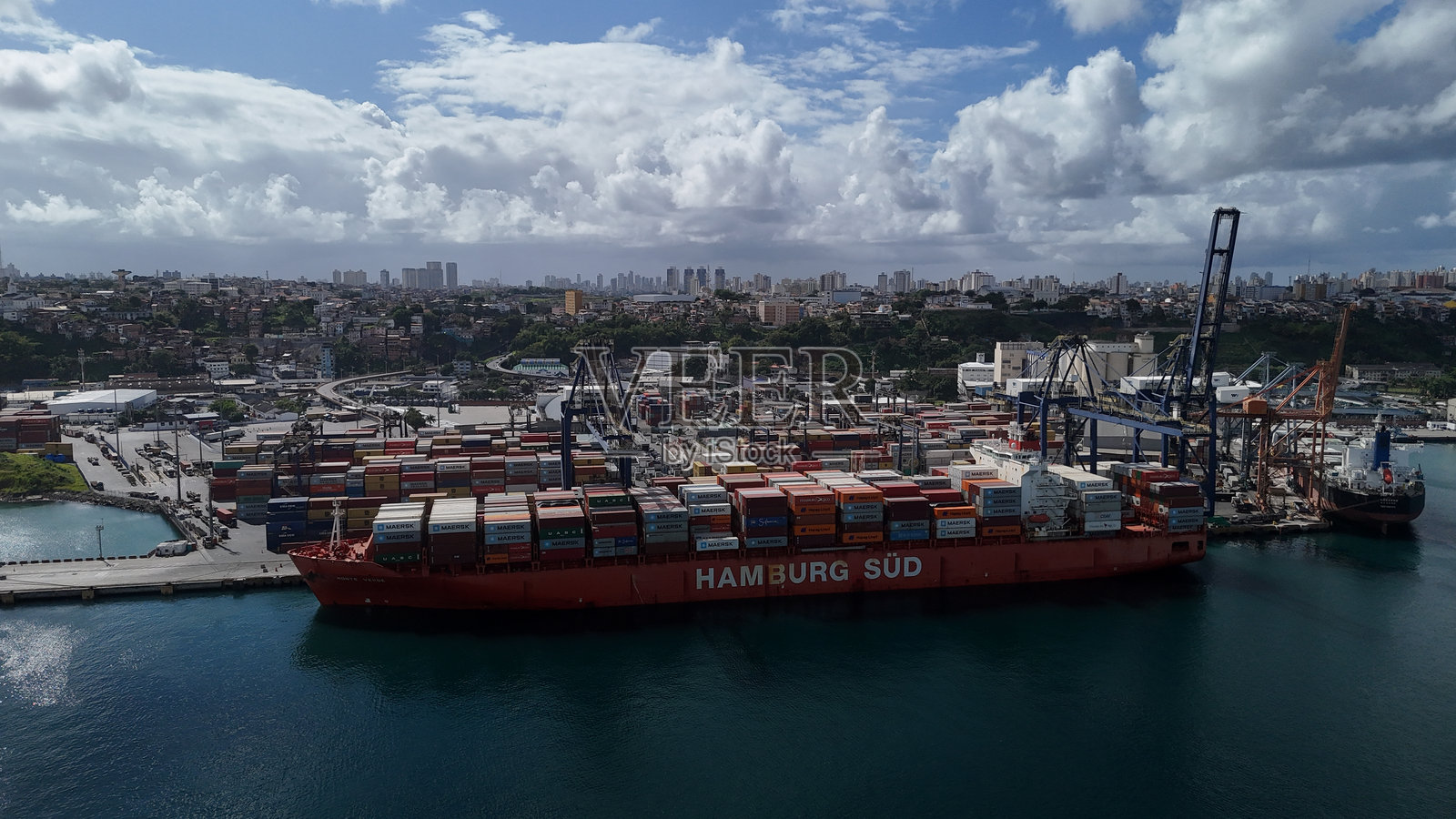 船只停靠在港口照片摄影图片