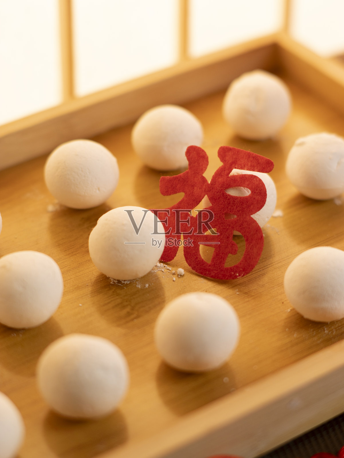 制作汤圆和元宵，庆祝元宵节照片摄影图片