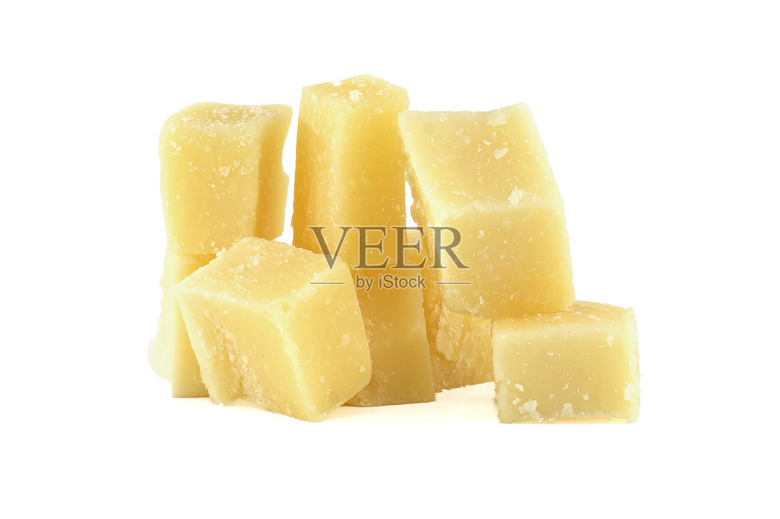 帕尔马干酪块在白色背景上堆成一堆照片摄影图片