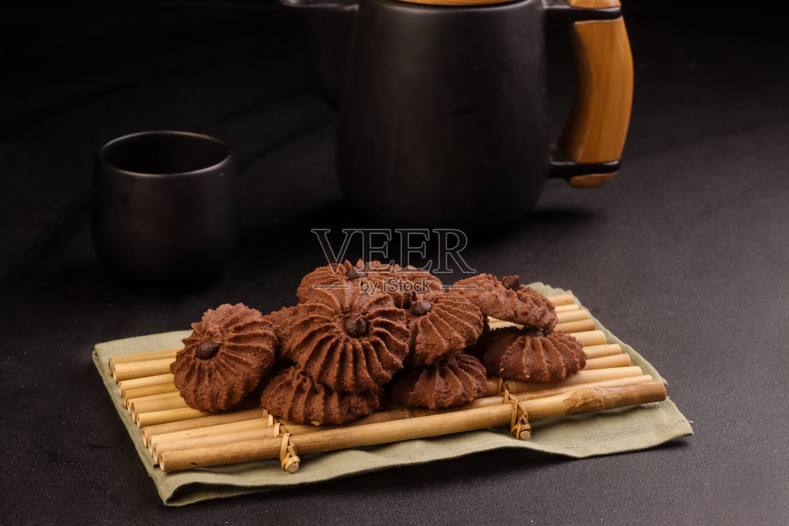 巧克力黄油饼干是传统的印度尼西亚开斋节饼干。照片摄影图片