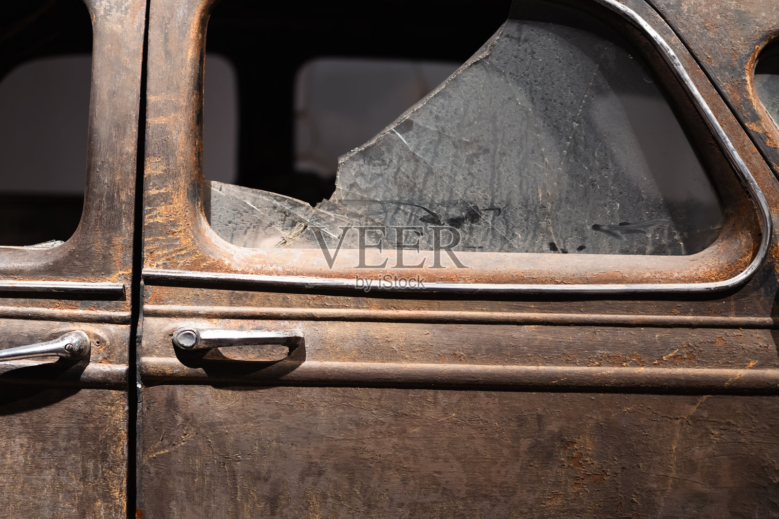 生锈的复古汽车门，破碎的窗玻璃照片摄影图片