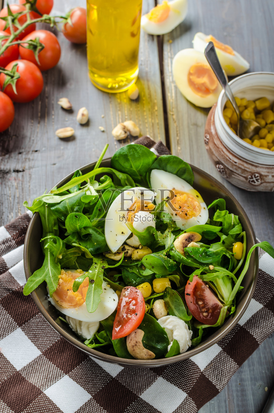 羊角生菜沙拉配鸡蛋照片摄影图片