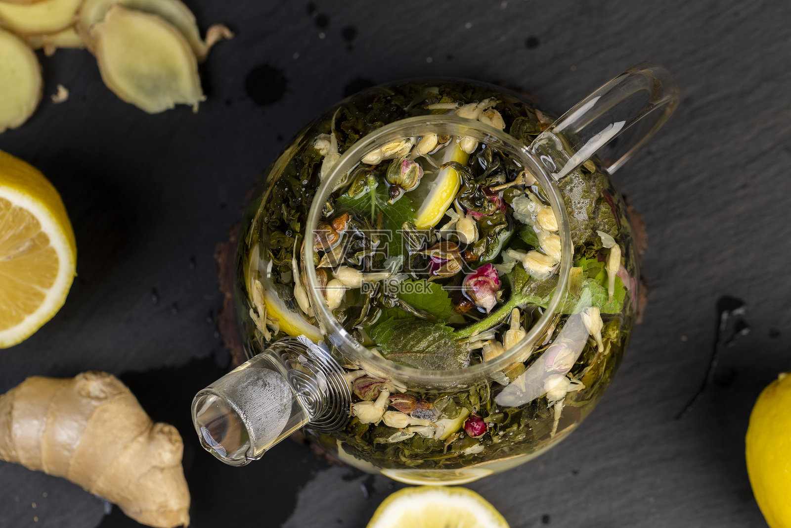 在玻璃茶壶中泡制绿茶，搭配柠檬和薄荷照片摄影图片