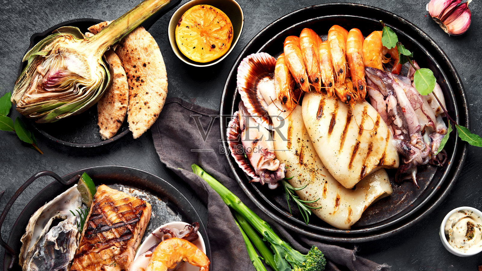 烤鱼和海鲜拼盘照片摄影图片