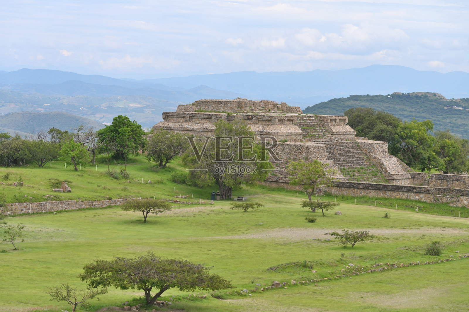墨西哥蒙特阿尔班高原上的古代遗址照片摄影图片