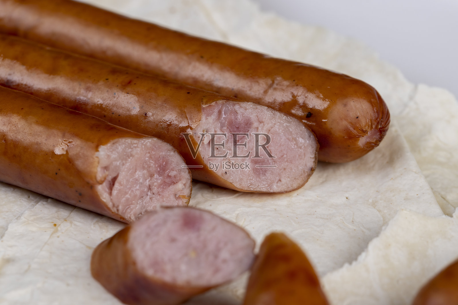 小麦玉米饼上的炸猪肉香肠照片摄影图片