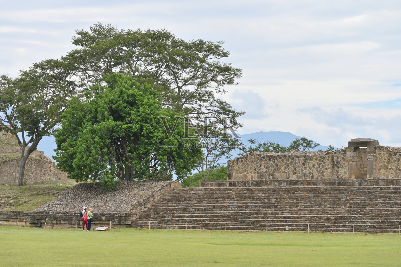 墨西哥蒙特阿尔班高原上的古代遗址照片摄影图片