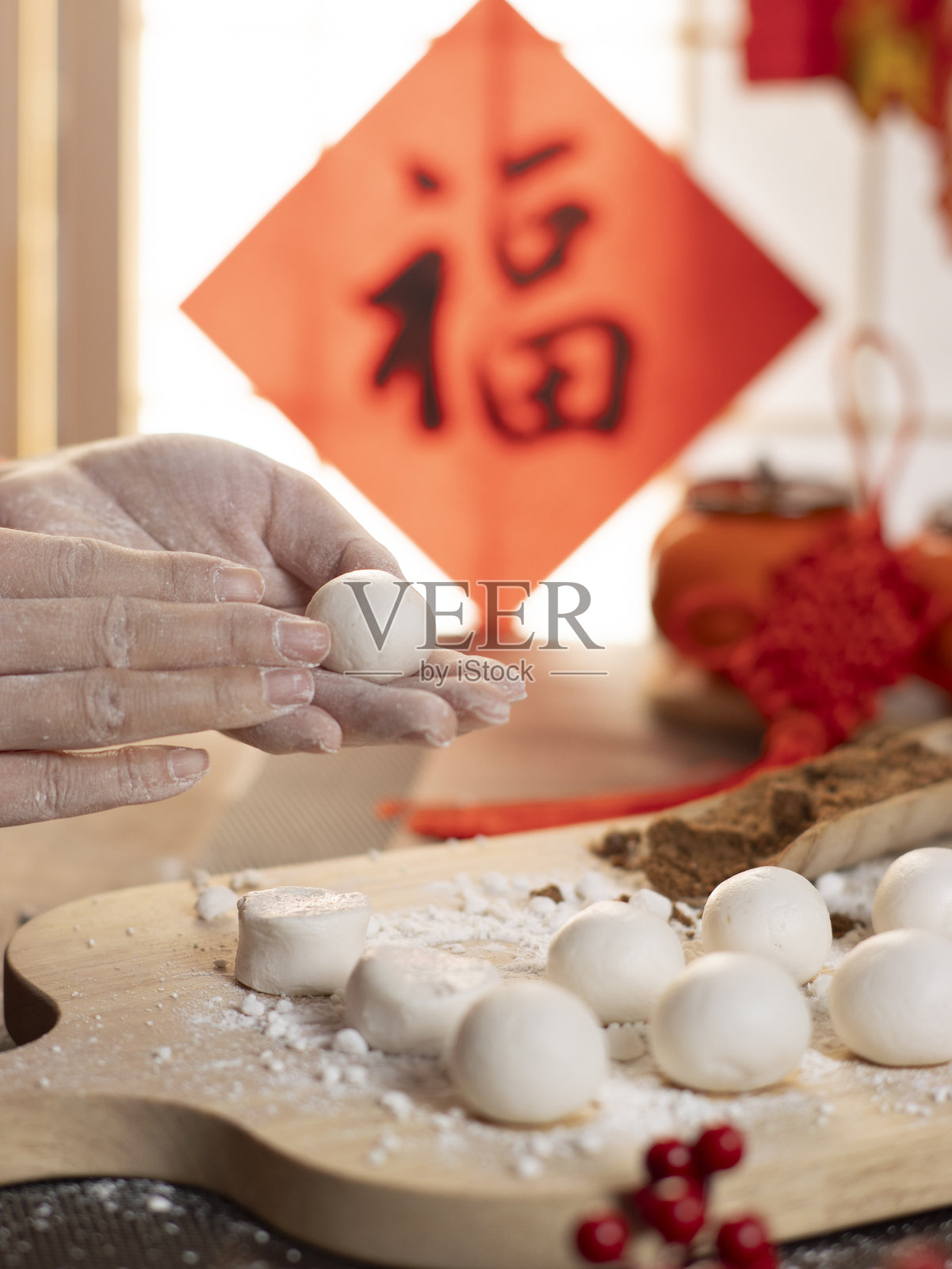 制作汤圆和元宵，庆祝元宵节照片摄影图片