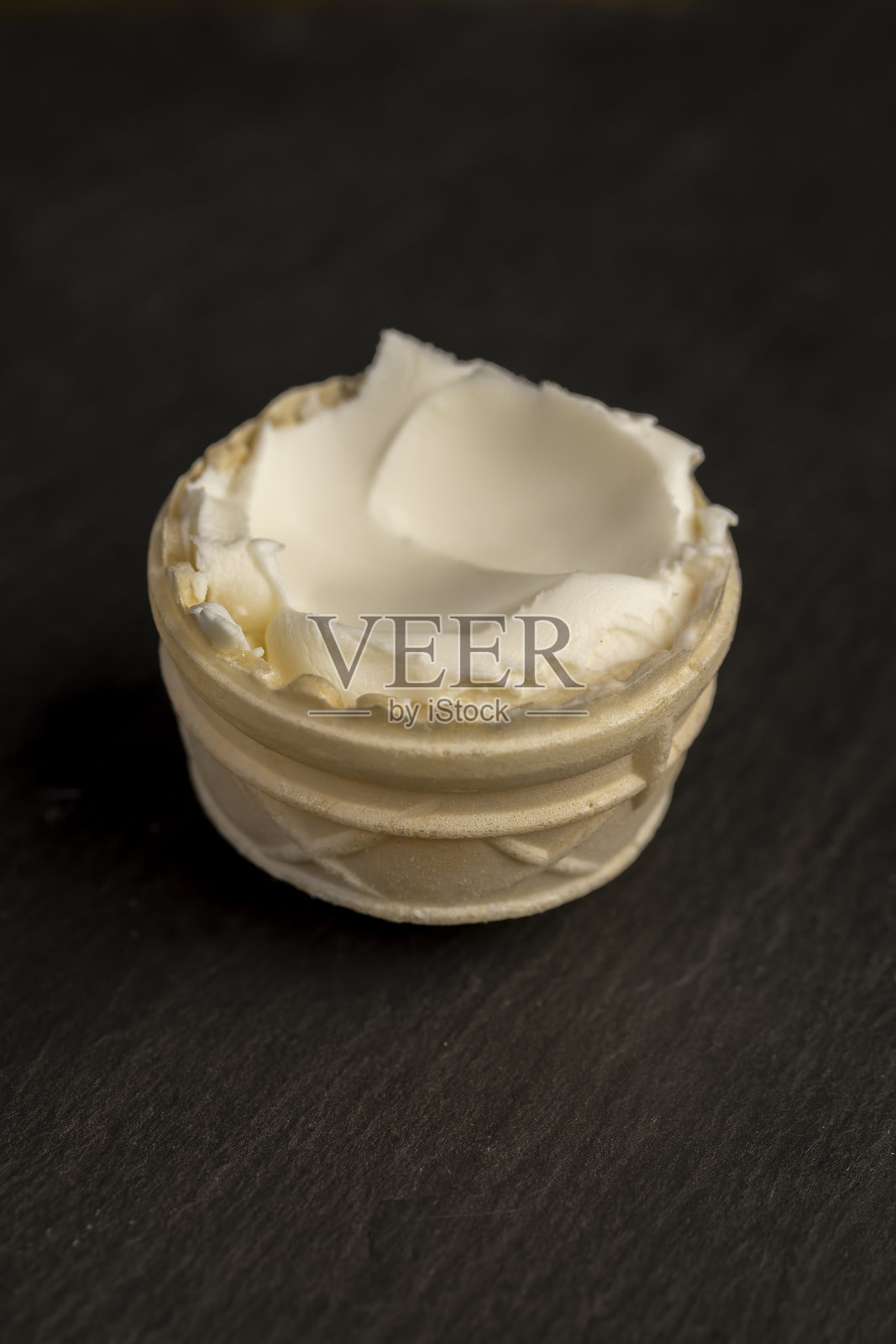 甜点烹饪中的奶油泡芙杯照片摄影图片