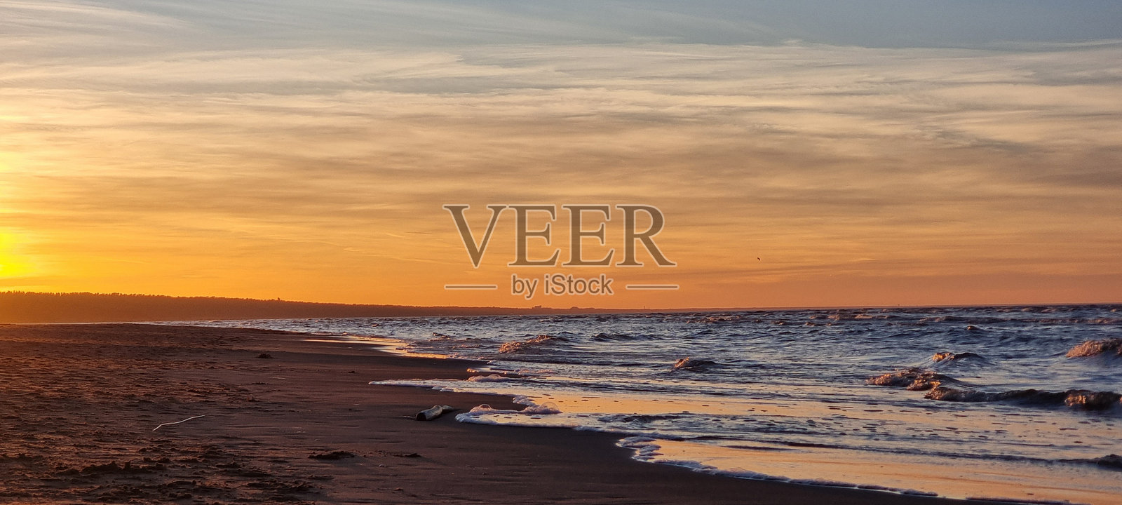 波罗的海海岸的日落。里加，布鲁佩。照片摄影图片