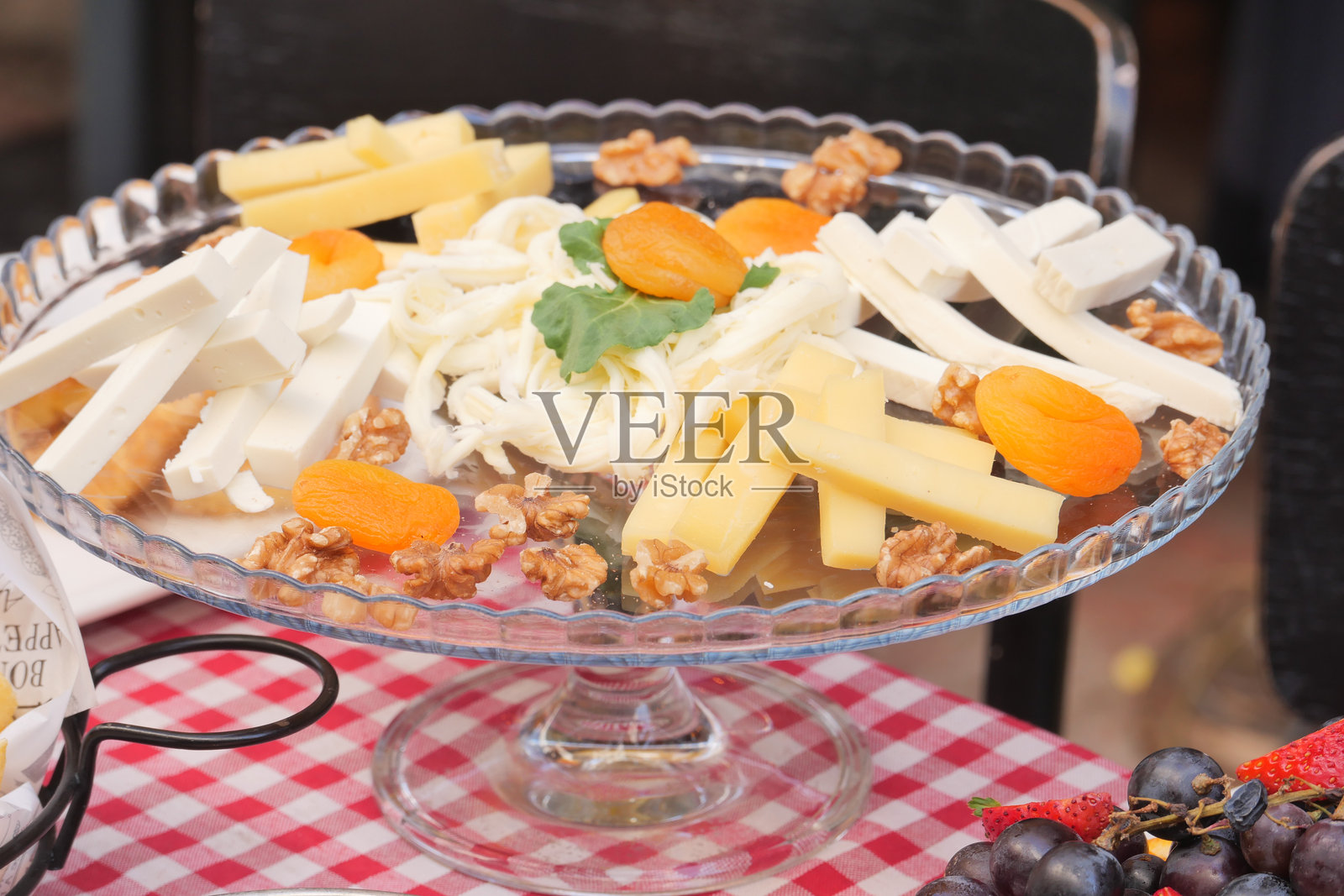 精美摆放的水果和坚果甜点展示优雅地放置在玻璃架上照片摄影图片