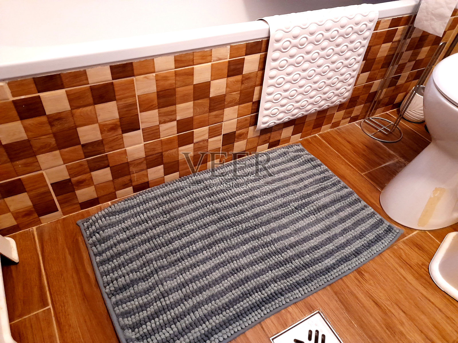 浴室地板上的浴室垫照片摄影图片