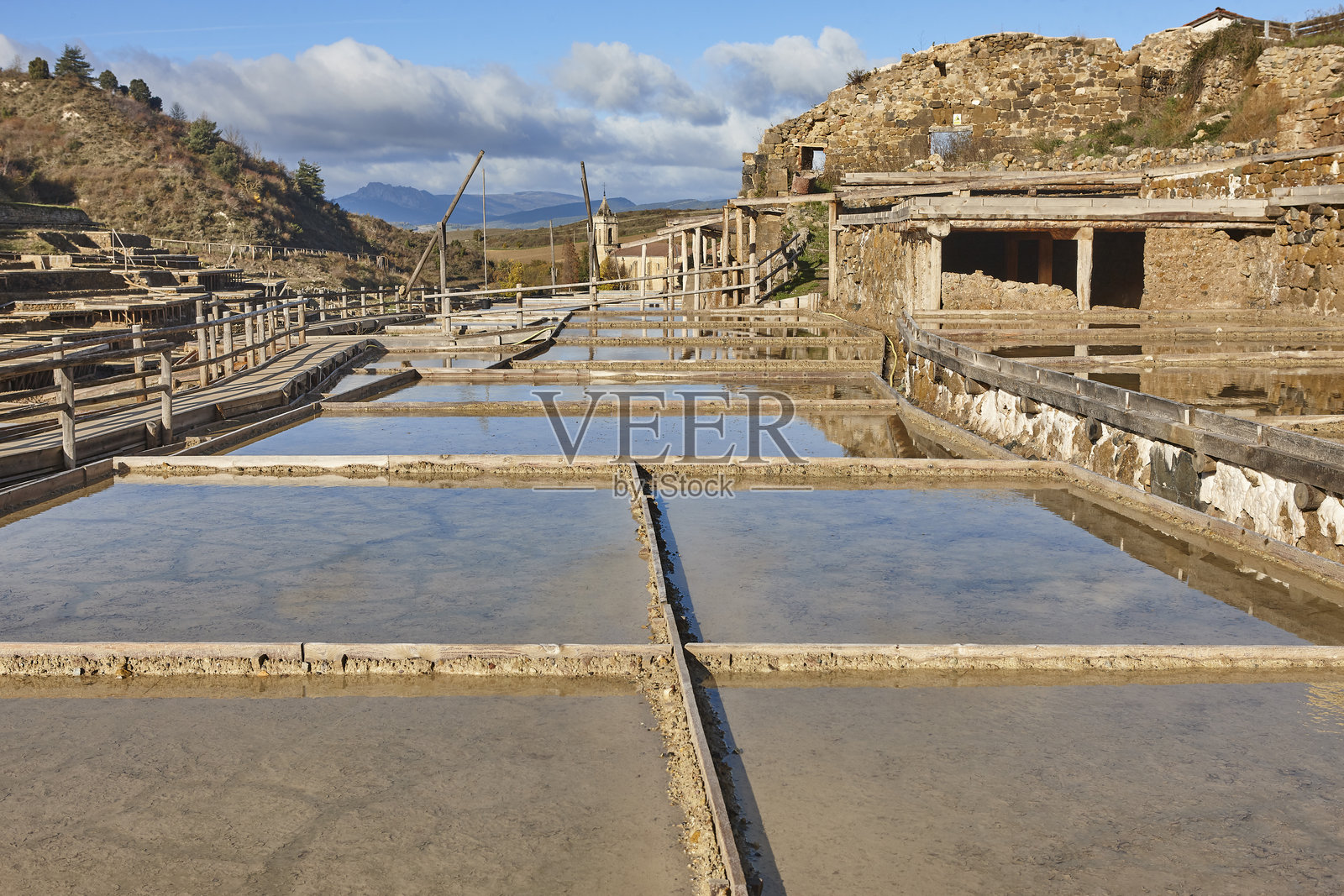 巴斯克地区的古老盐田。阿纳纳盐田。西班牙照片摄影图片