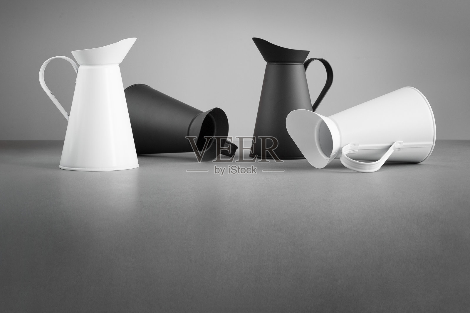 灰色背景上的黑白水壶集合照片摄影图片