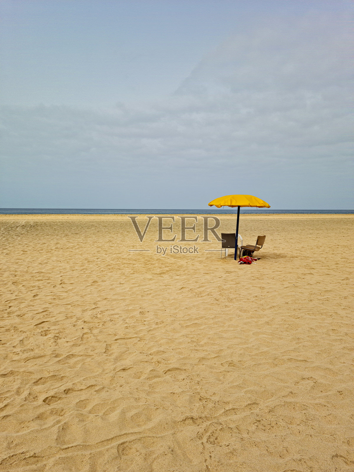 在海滩上放松照片摄影图片