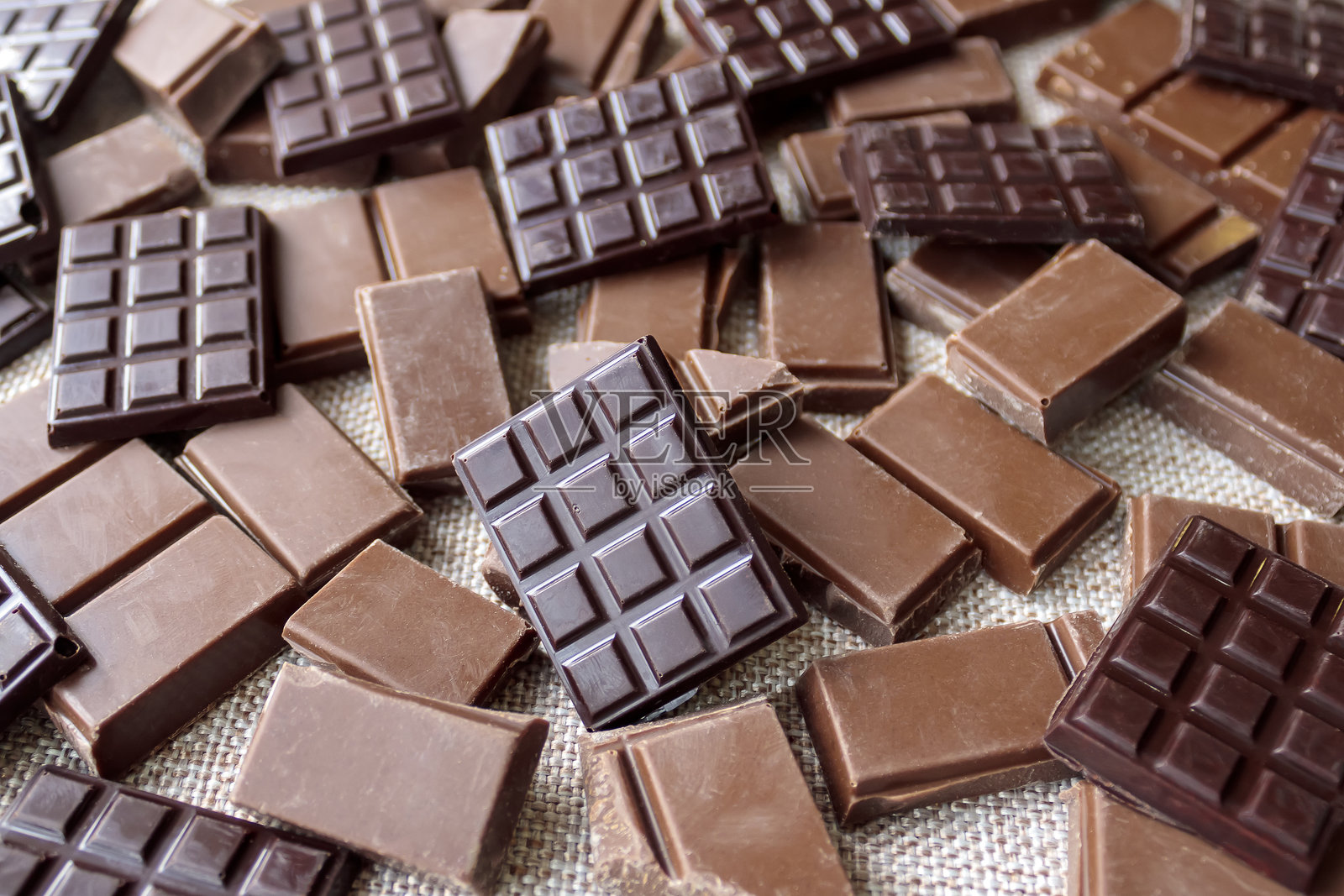 牛奶巧克力和黑巧克力背景照片摄影图片