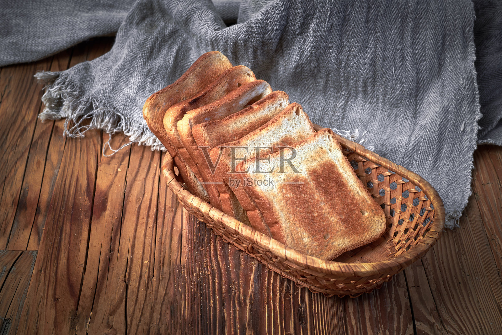 一堆烤面包放在木桌上照片摄影图片