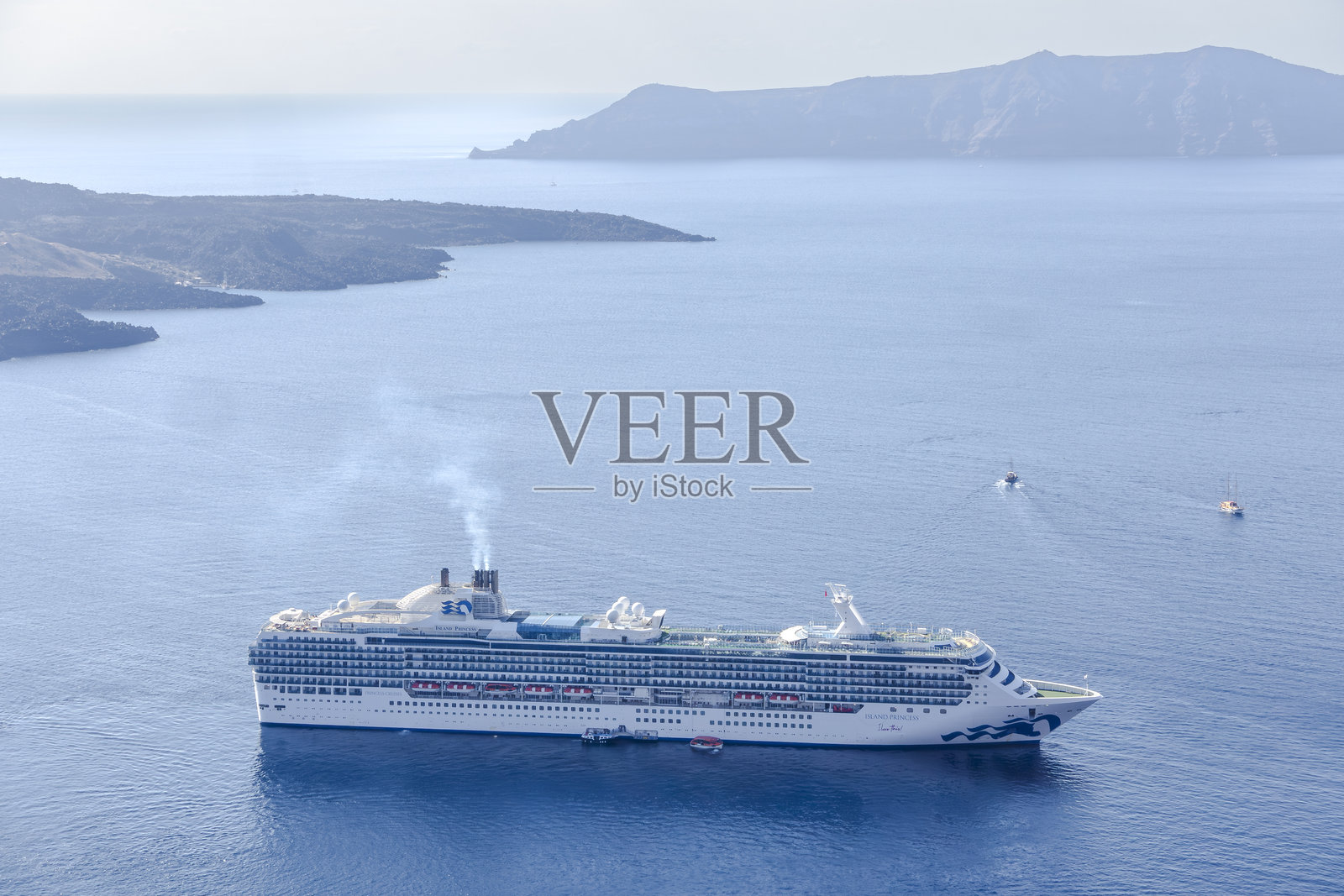 岛屿公主号游轮停靠在圣托里尼附近照片摄影图片