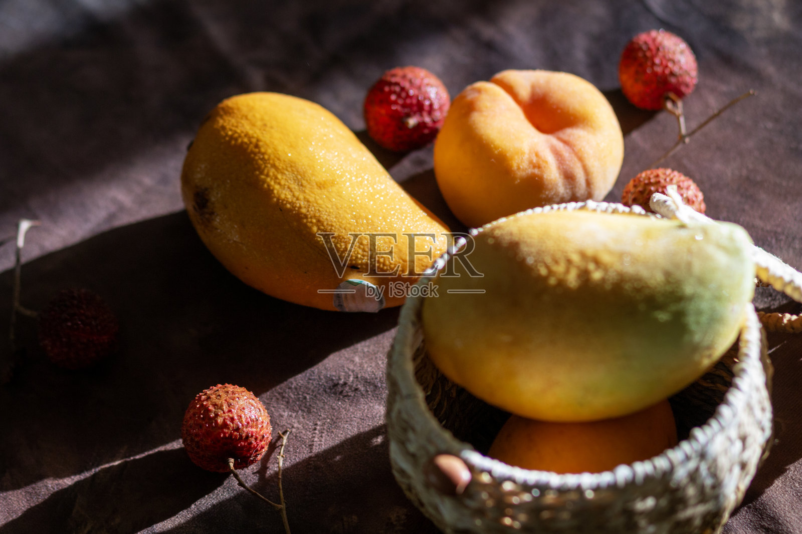 桌子上的水果特写照片摄影图片