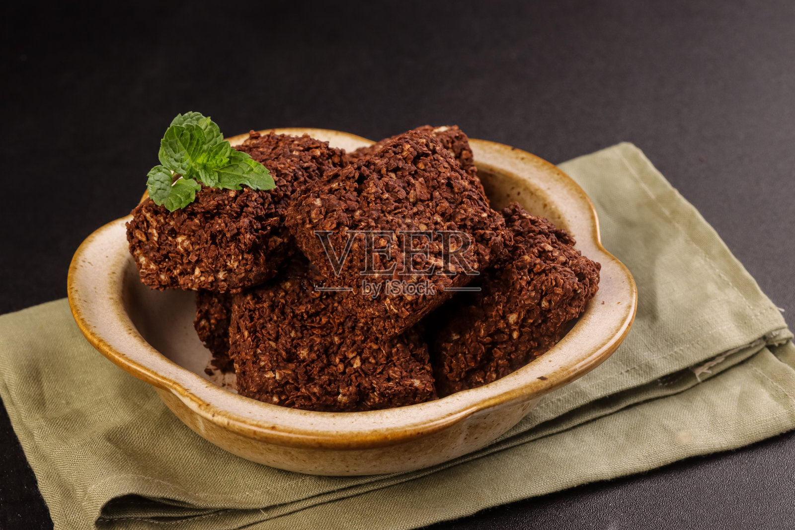 碗中的巧克力Nestum棒，通常在开斋节期间供应。照片摄影图片