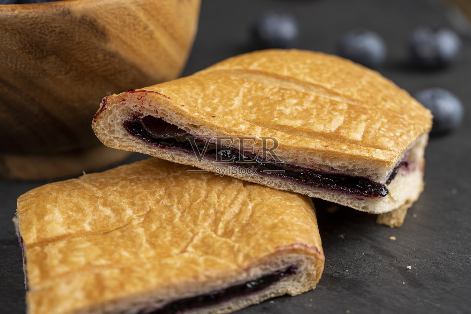 成熟的蓝莓包和蓝莓果酱照片摄影图片