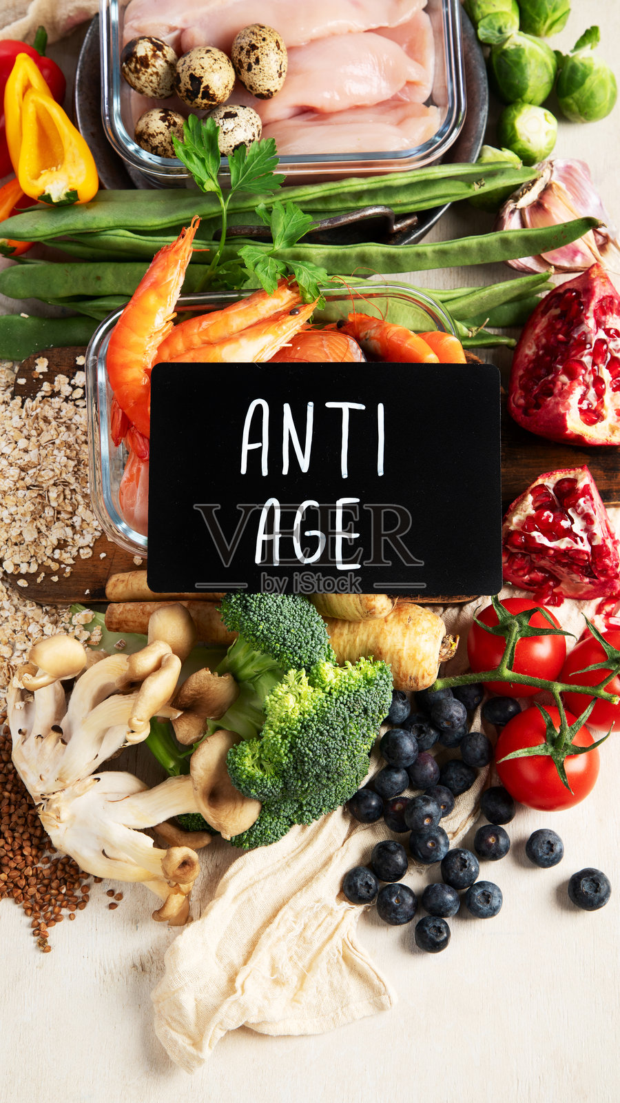 健康食品背景。桌上摆满了各种健康食品。照片摄影图片