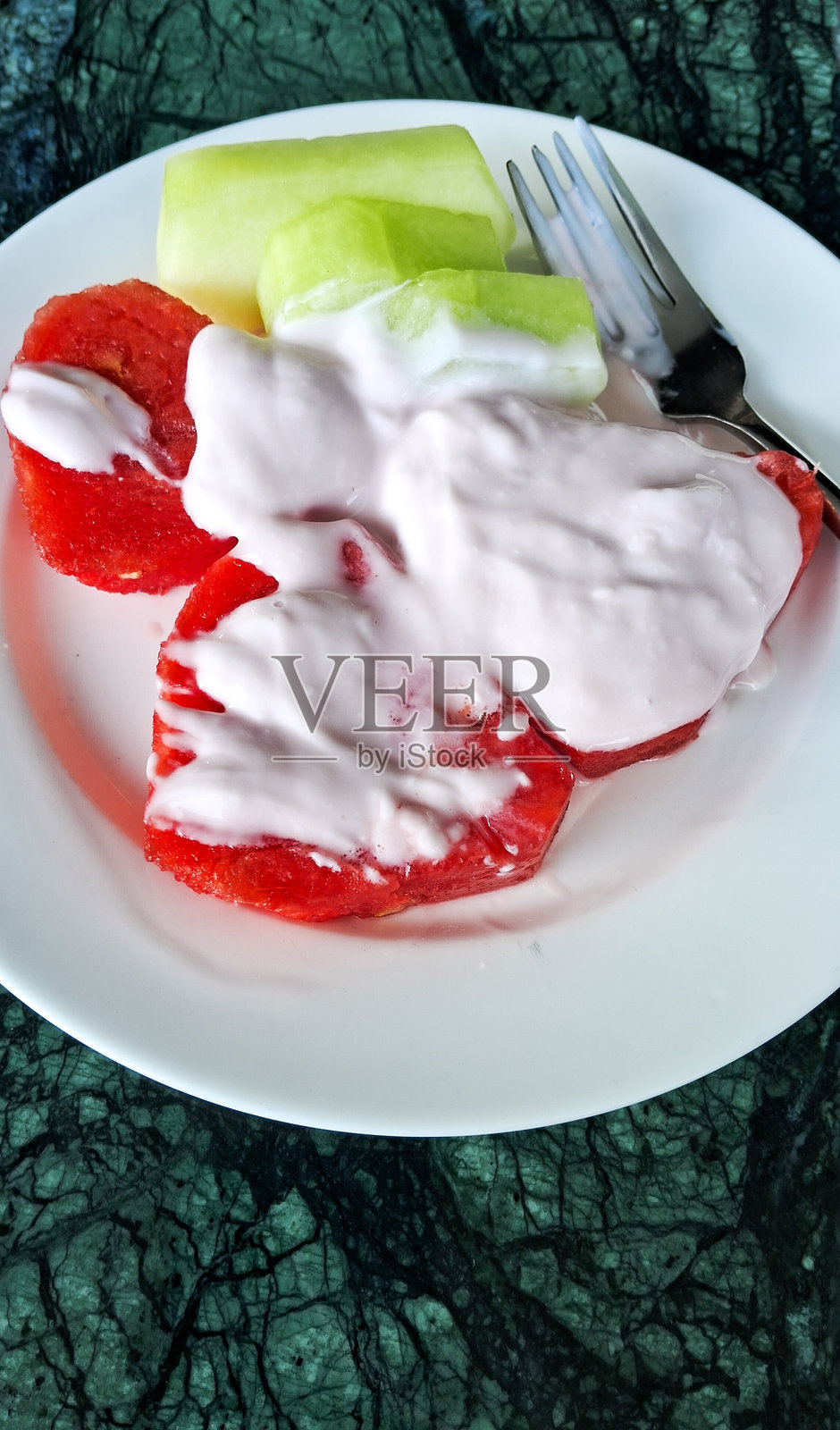 水果沙拉和希腊酸奶照片摄影图片