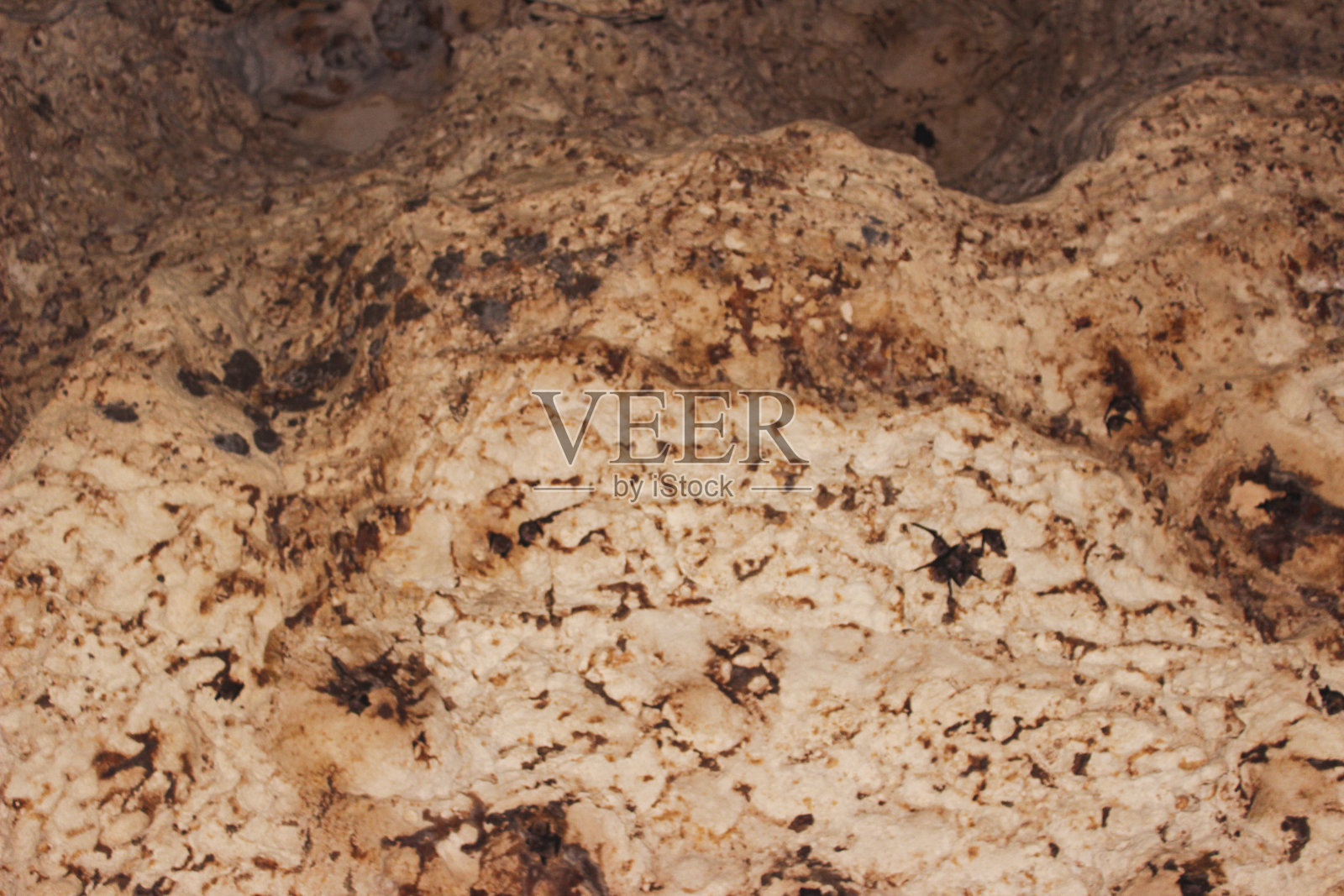 天然石灰岩洞穴，内有钟乳石和石笋形成照片摄影图片