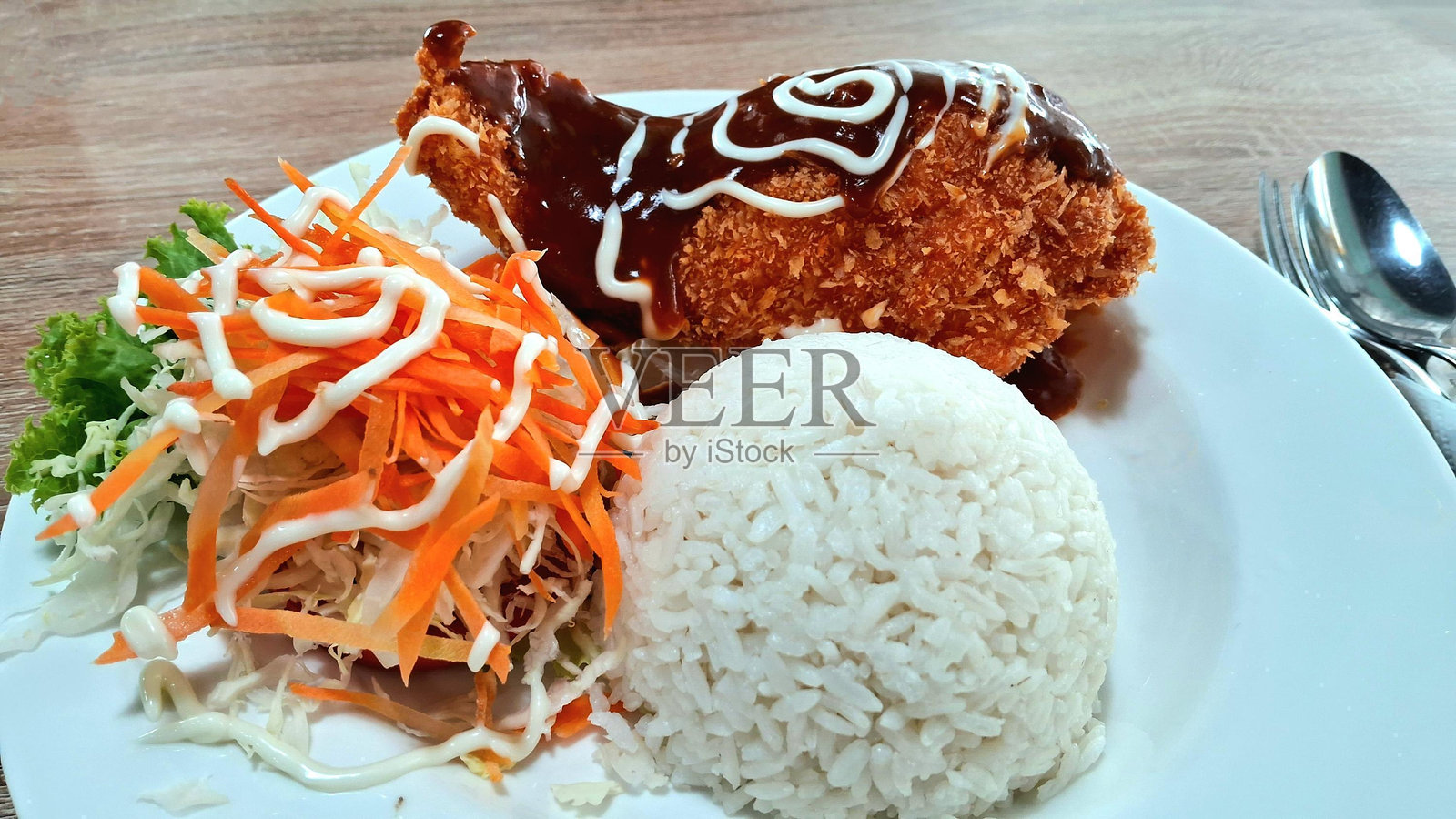 鸡肉蓝带午餐，配米饭和沙拉照片摄影图片