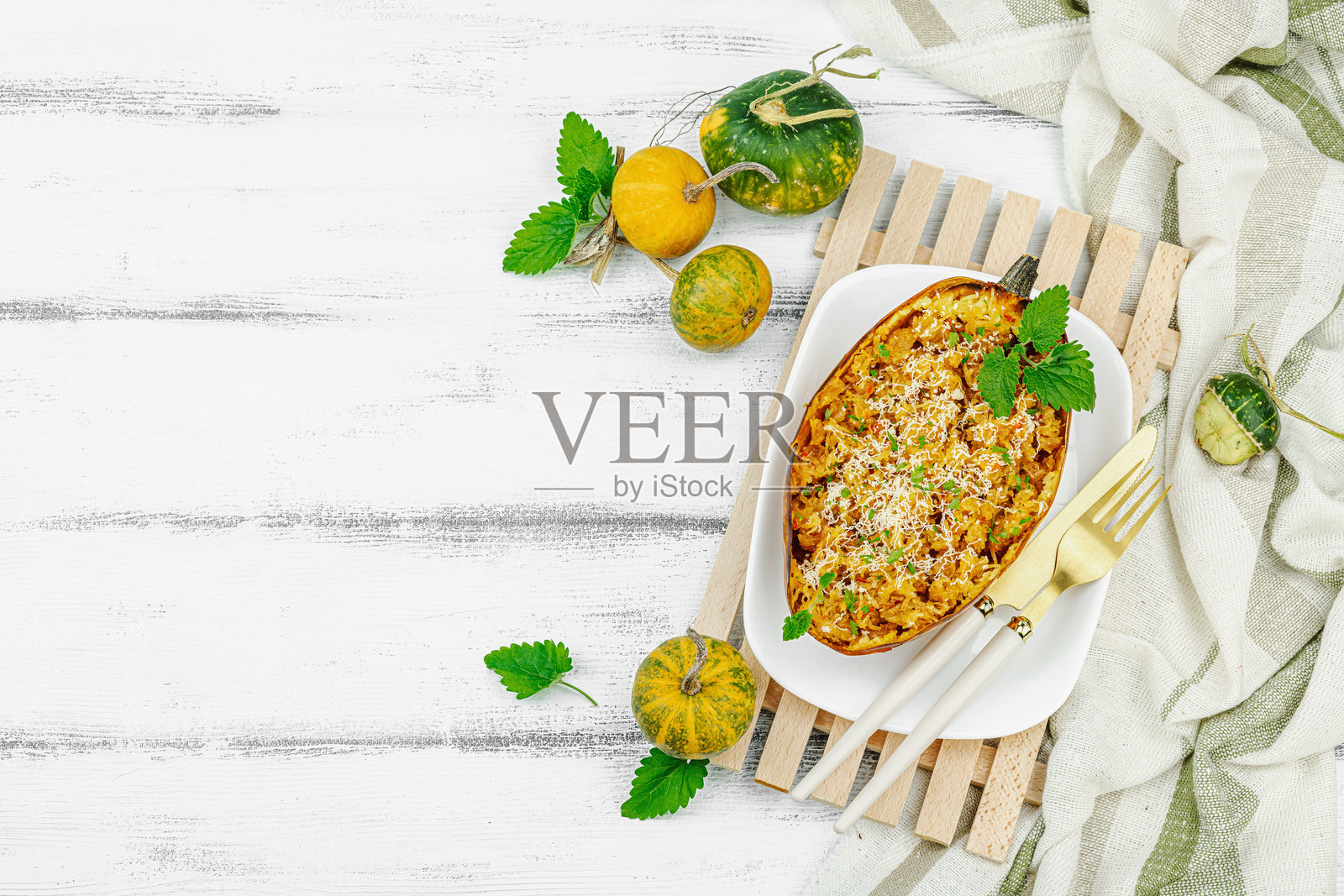 香料、草药和番茄酱烤意大利南瓜。无麸质食品，健康晚餐，素食。照片摄影图片