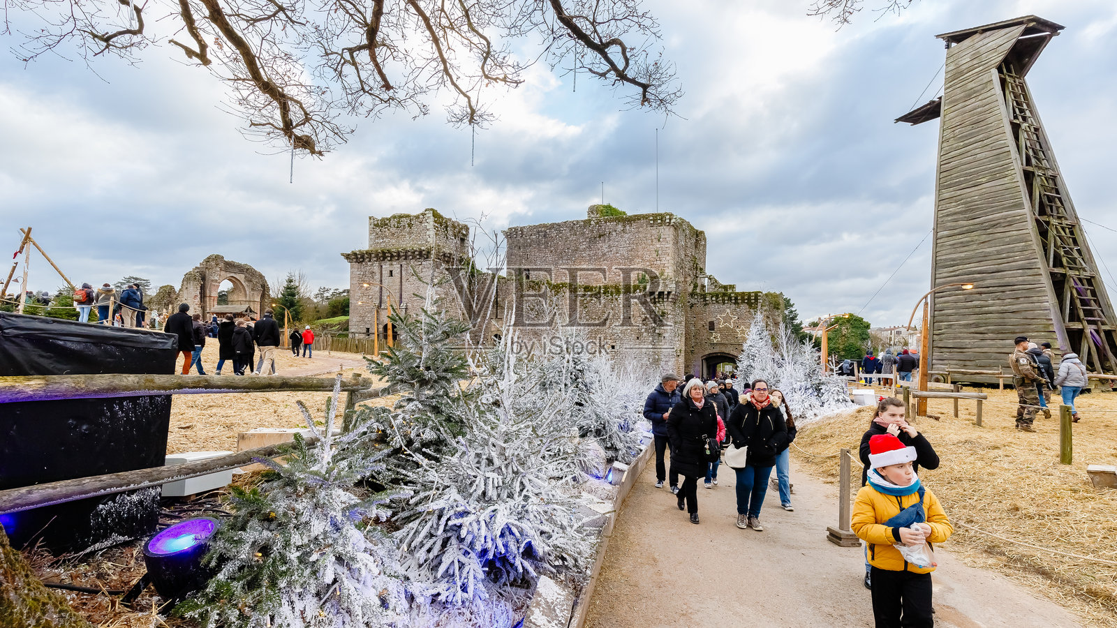 法国旺代省蒂法日的圣诞市场街道氛围与建筑照片摄影图片
