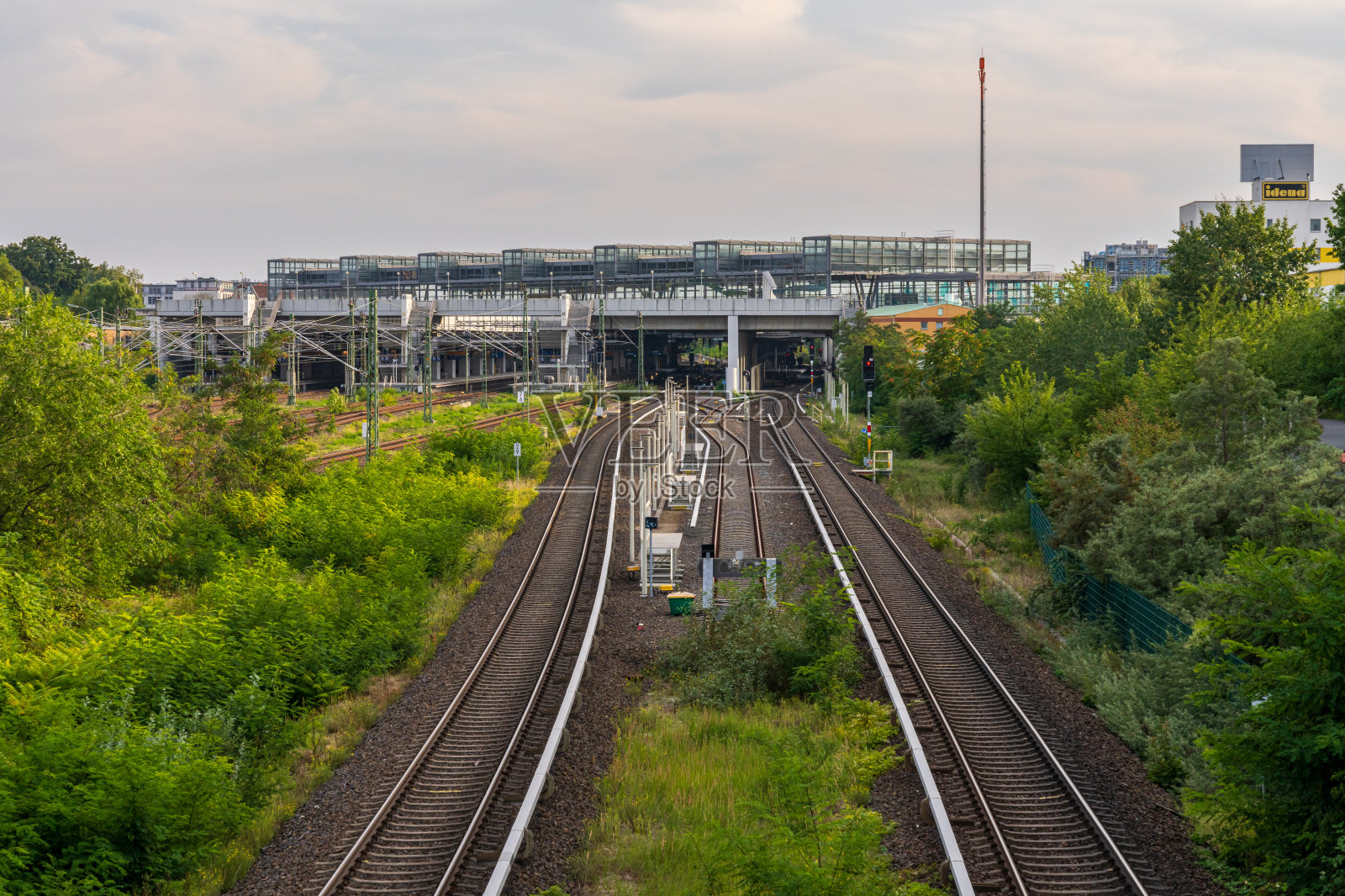 德国柏林-舍嫩贝格的城市铁路照片摄影图片