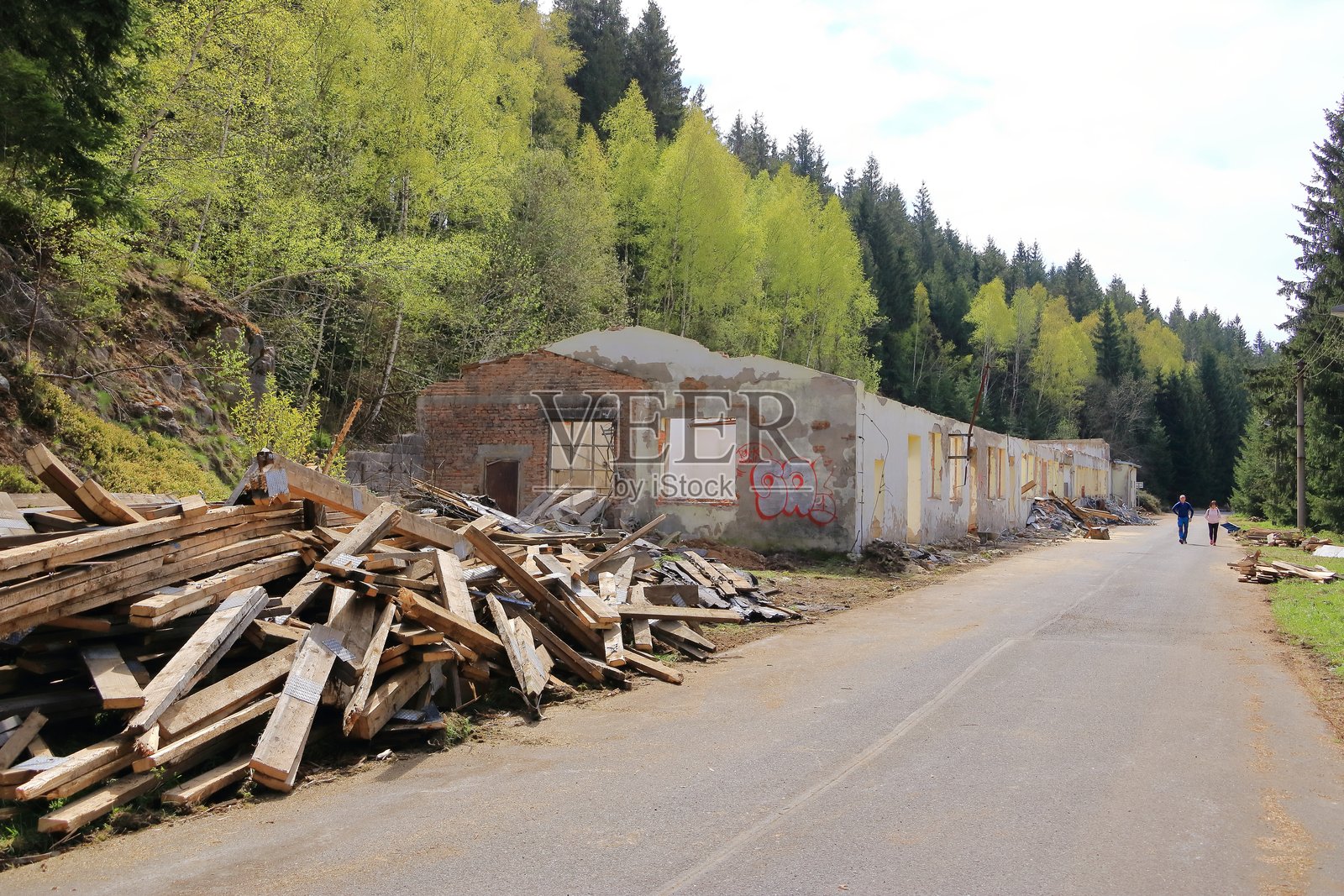 捷克森林中的废弃房屋照片摄影图片