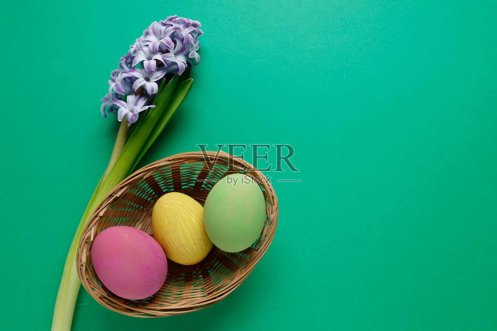 复活节篮子里装满了五彩缤纷的鸡蛋和风信子照片摄影图片