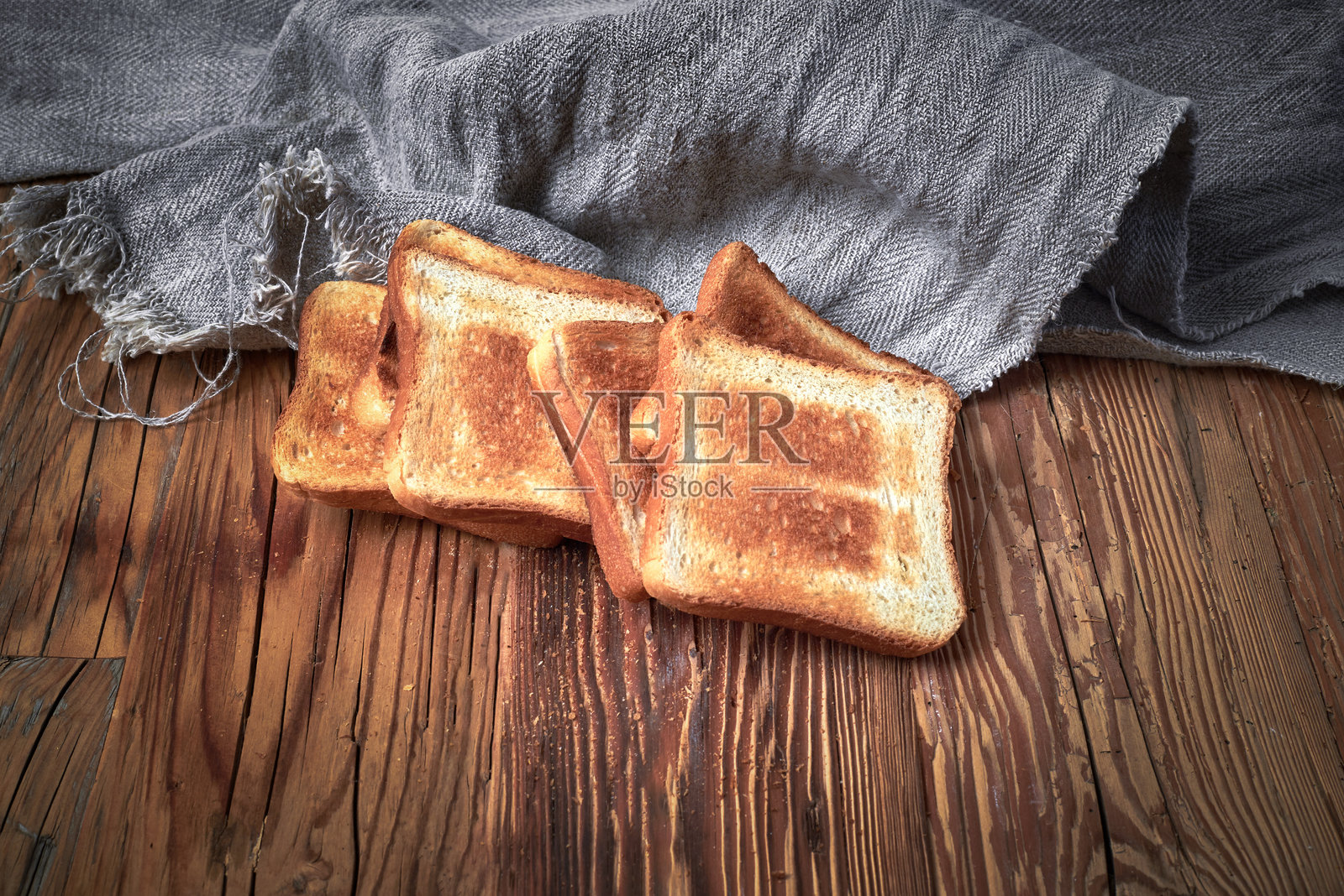 一堆烤面包放在木桌上照片摄影图片