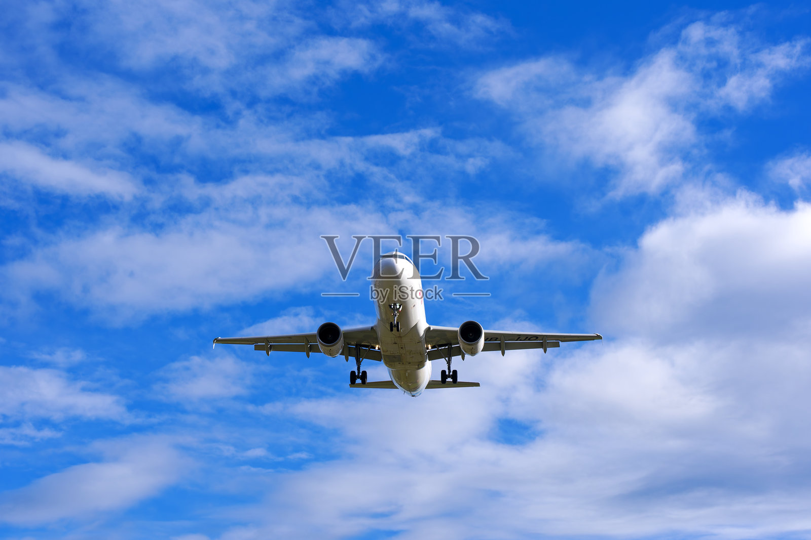 瑞士客机空客A320-214（注册号HB-IJO）在冬季的一天降落在瑞士苏黎世克洛滕机场的正面视图。照片摄影图片