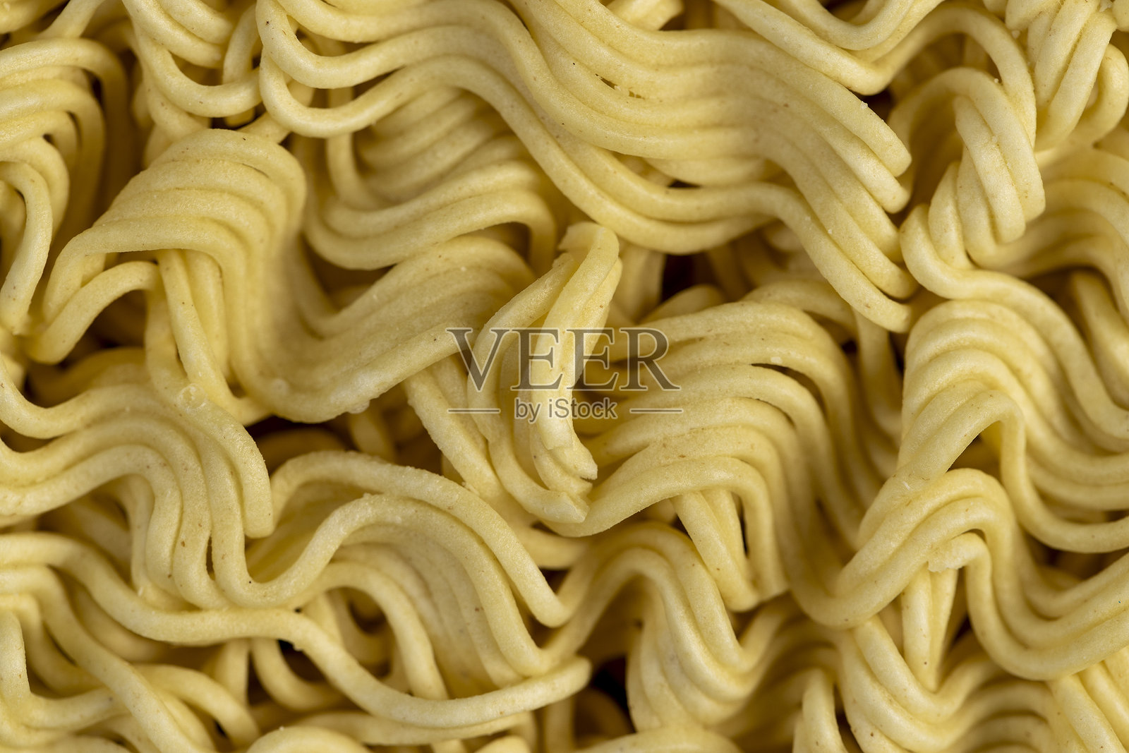 煮面条时的鸡蛋面条细节照片摄影图片