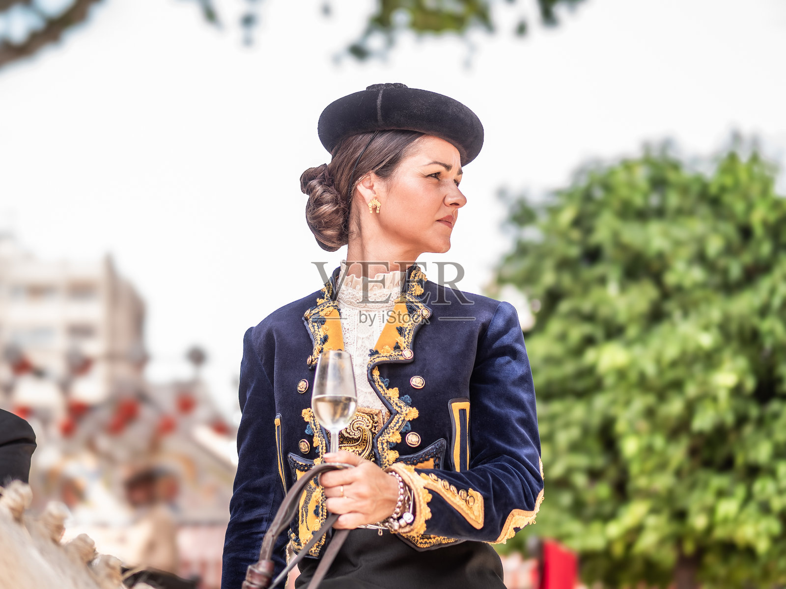 塞维利亚博览会上的骑马女性照片摄影图片