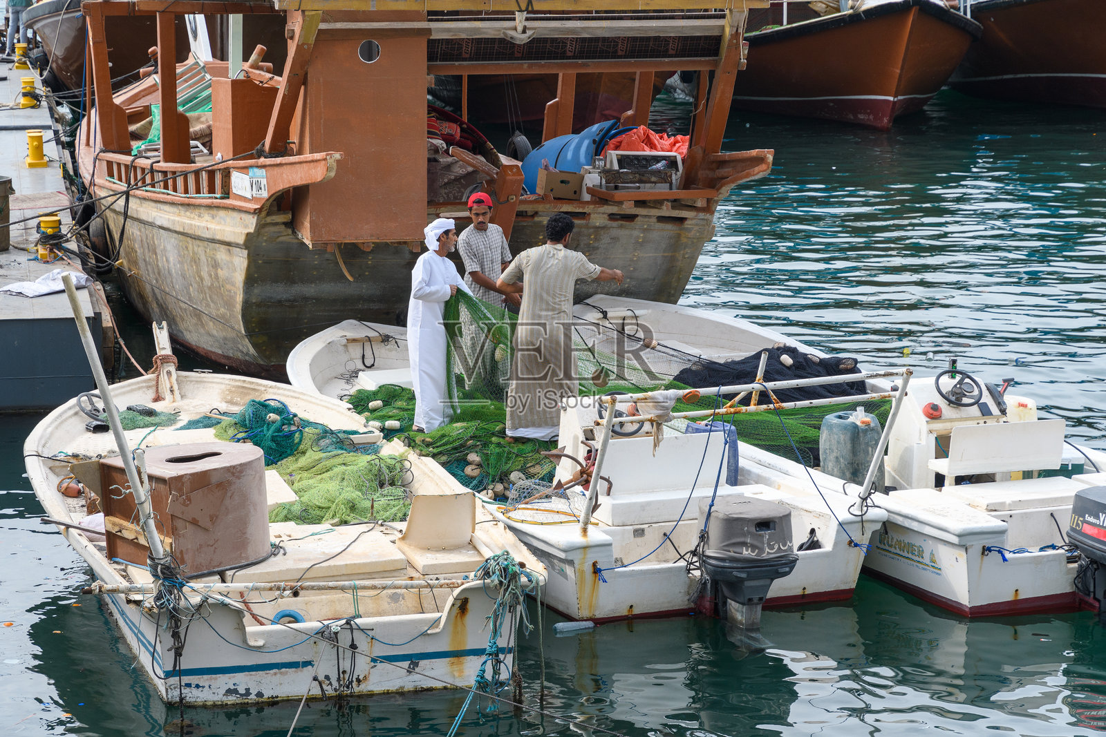 阿曼渔民在哈萨布准备渔网照片摄影图片